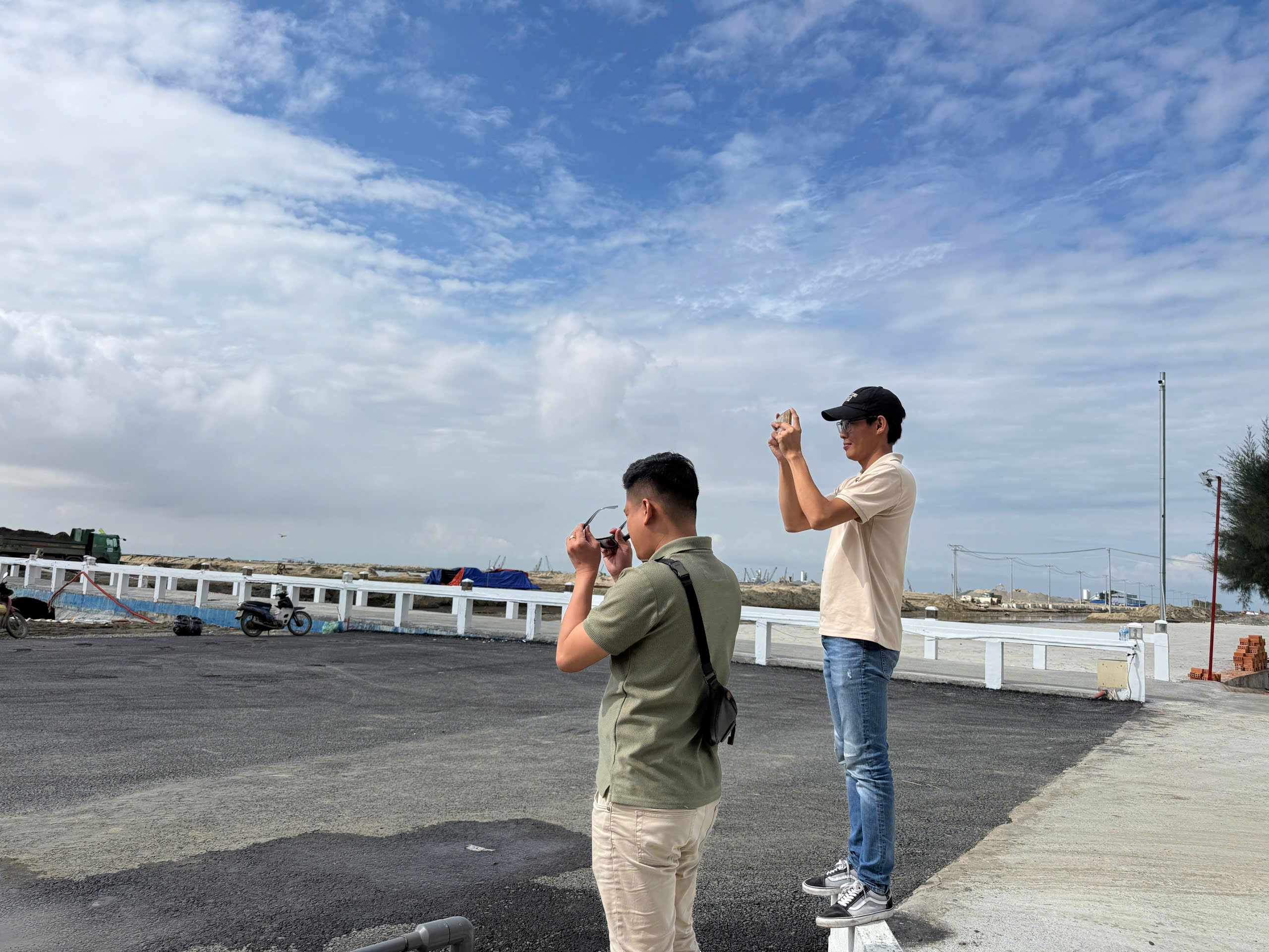 Tiến độ thi công Vinhomes Green Paradise Cần Giờ 09/11/2025 - san nền và gia cố bờ kè (ảnh 1)