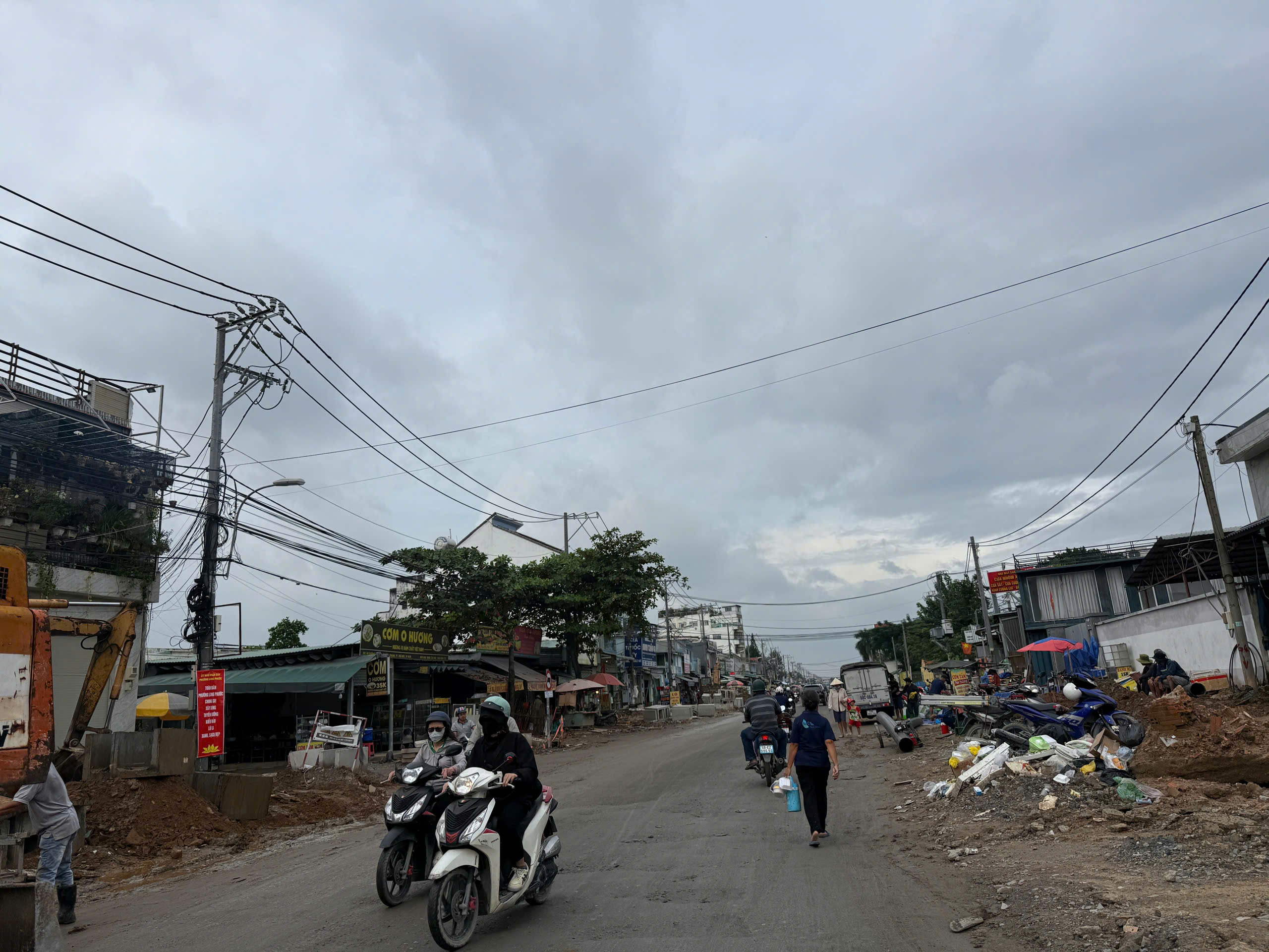 Thi công hệ thống thoát nước đường Lò Lu - lắp đặt cống bê tông dọc tuyến (ảnh 3)