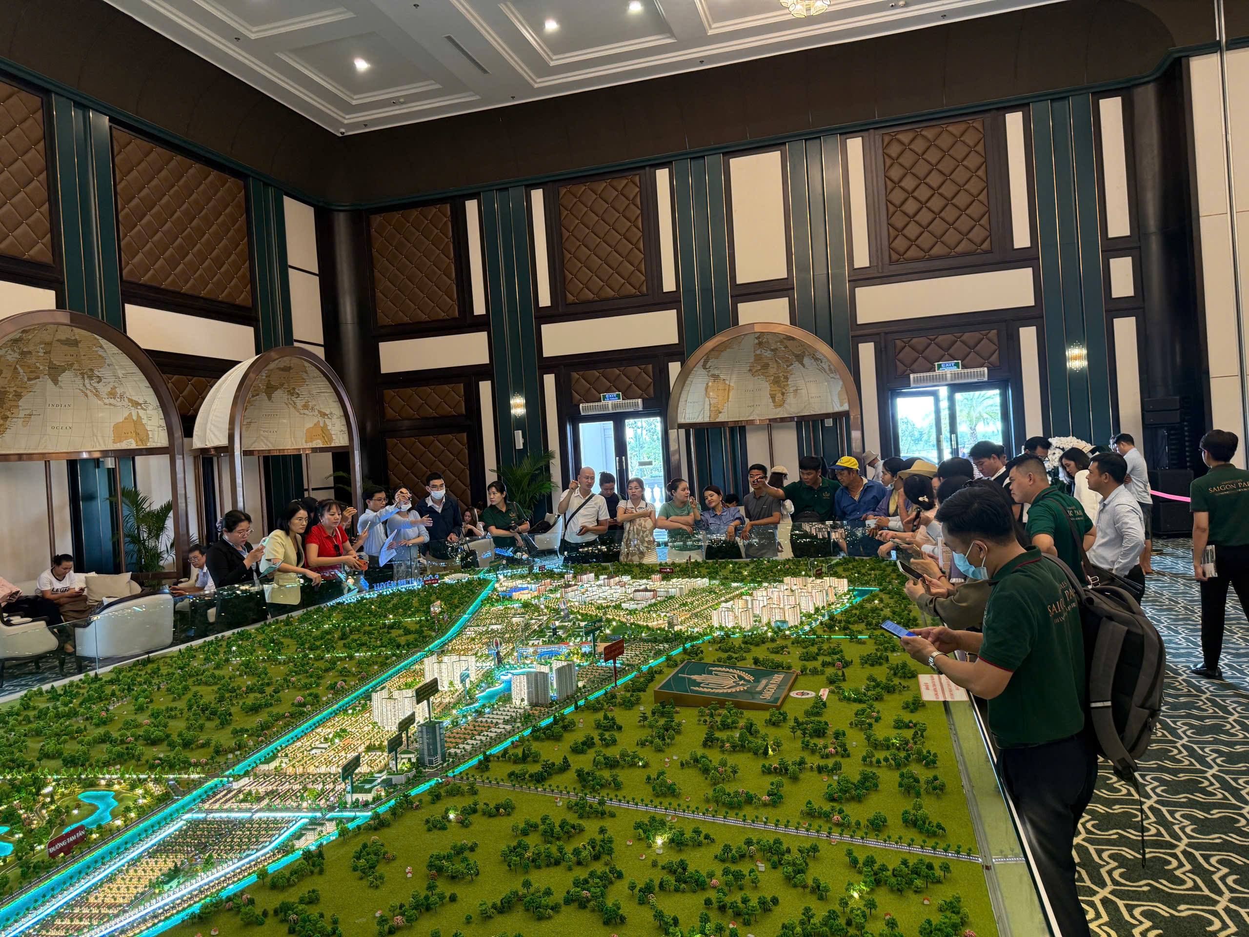 Mô hình Sa bàn Vinhomes Saigon Park chi tiết với 5 phân khu lớn và các biểu tượng kiến trúc