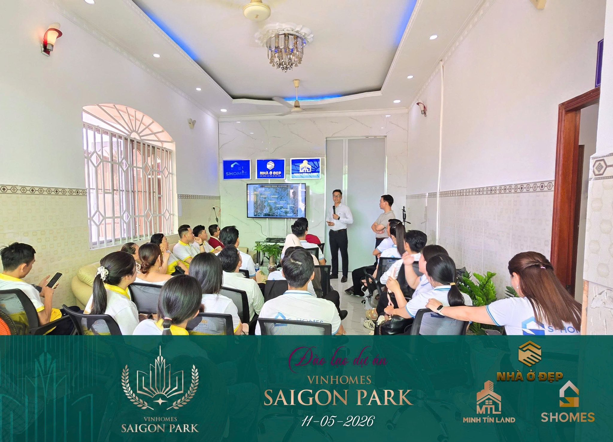 Các chuyên viên tư vấn Minh Tín Land chăm chú tiếp thu kiến thức đào tạo dự án Vinhomes Hóc Môn