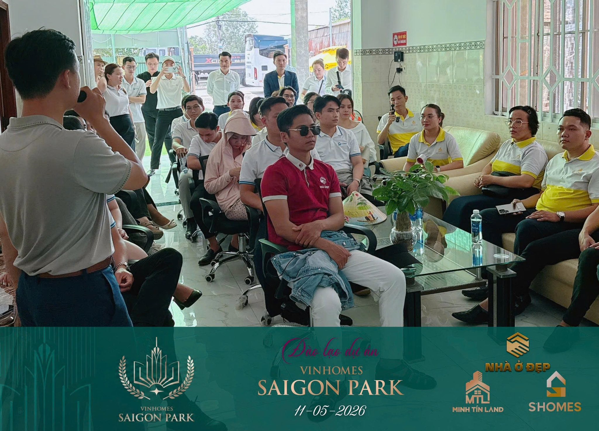 Tập thể chuyên viên tư vấn Minh Tín Land hô vang khẩu hiệu quyết tâm đánh chiếm giỏ hàng Vinhomes Saigon Park 11/05