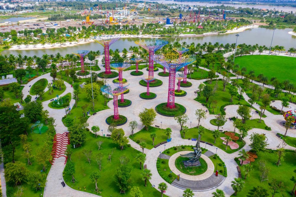 Không gian công viên 36ha tại Vinhomes Grand Park: mảng xanh rộng, hồ cảnh quan và đường dạo bộ cho cư dân sử dụng hằng ngày