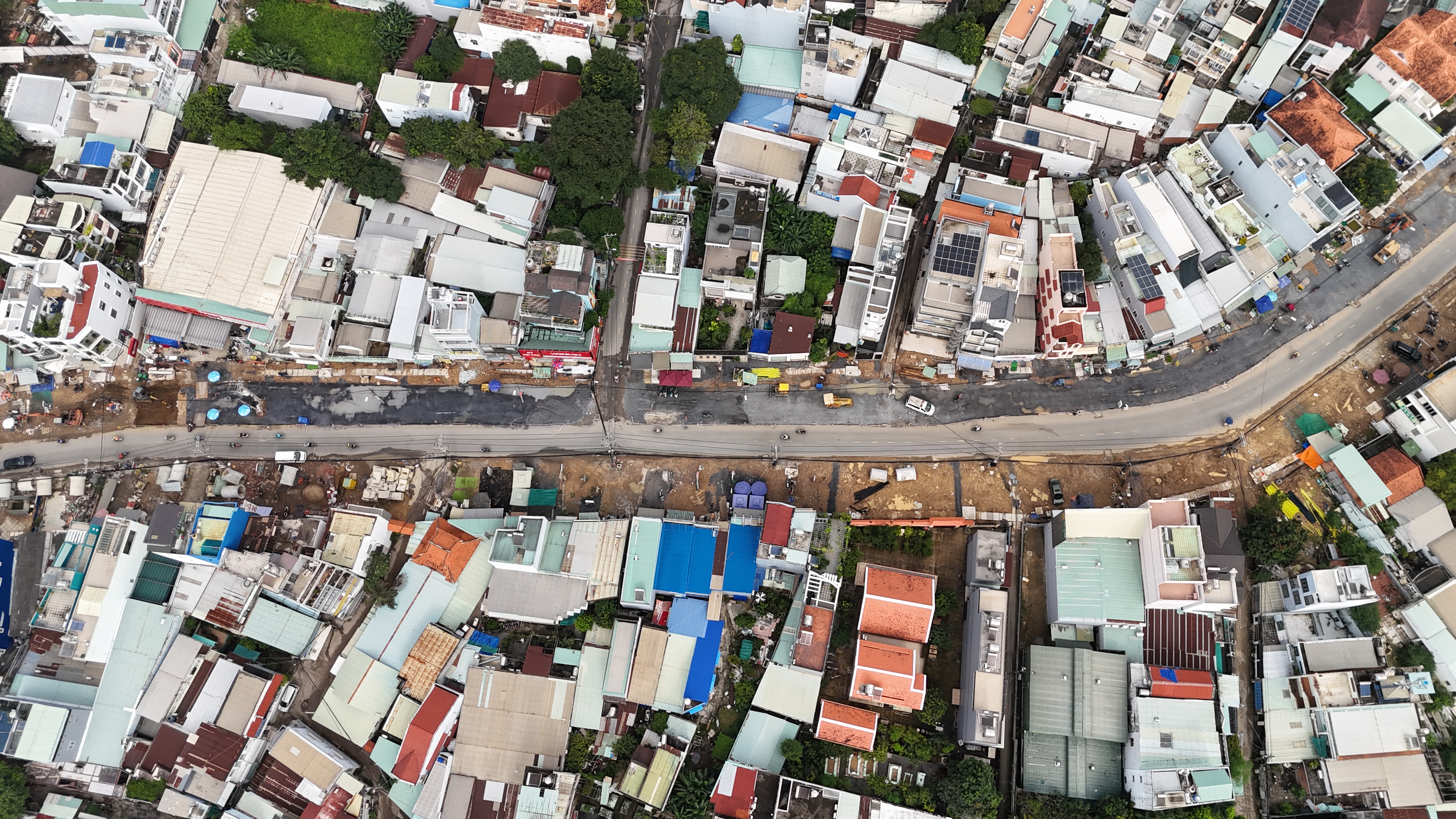 Flycam tuyến Nguyễn Thị Định tháng 11/2025 - đoạn đã mở rộng và hoàn thiện mặt đường (ảnh 2)