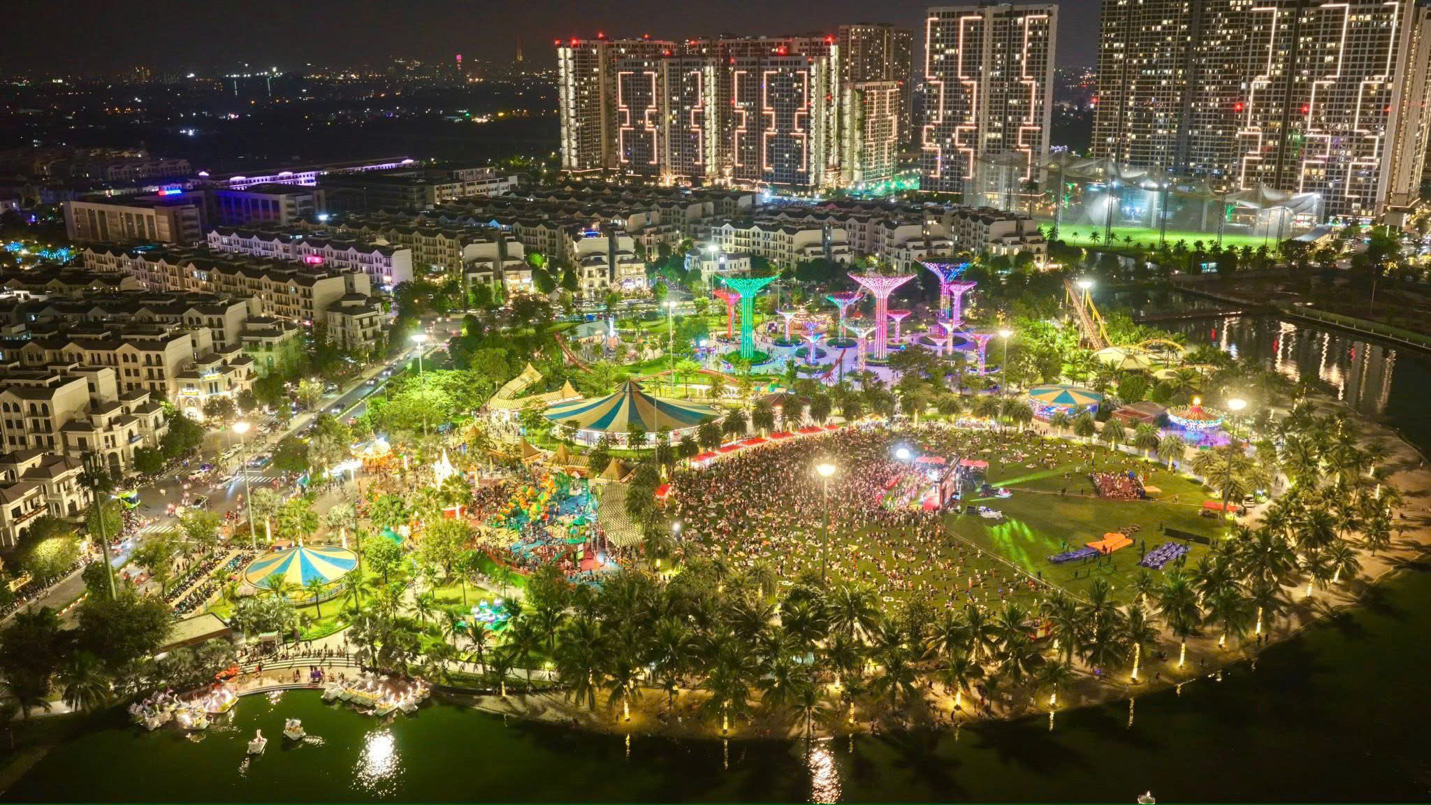 Không gian công viên xanh rộng lớn tại Vinhomes Grand Park với mặt nước và thảm cỏ thoáng đãng