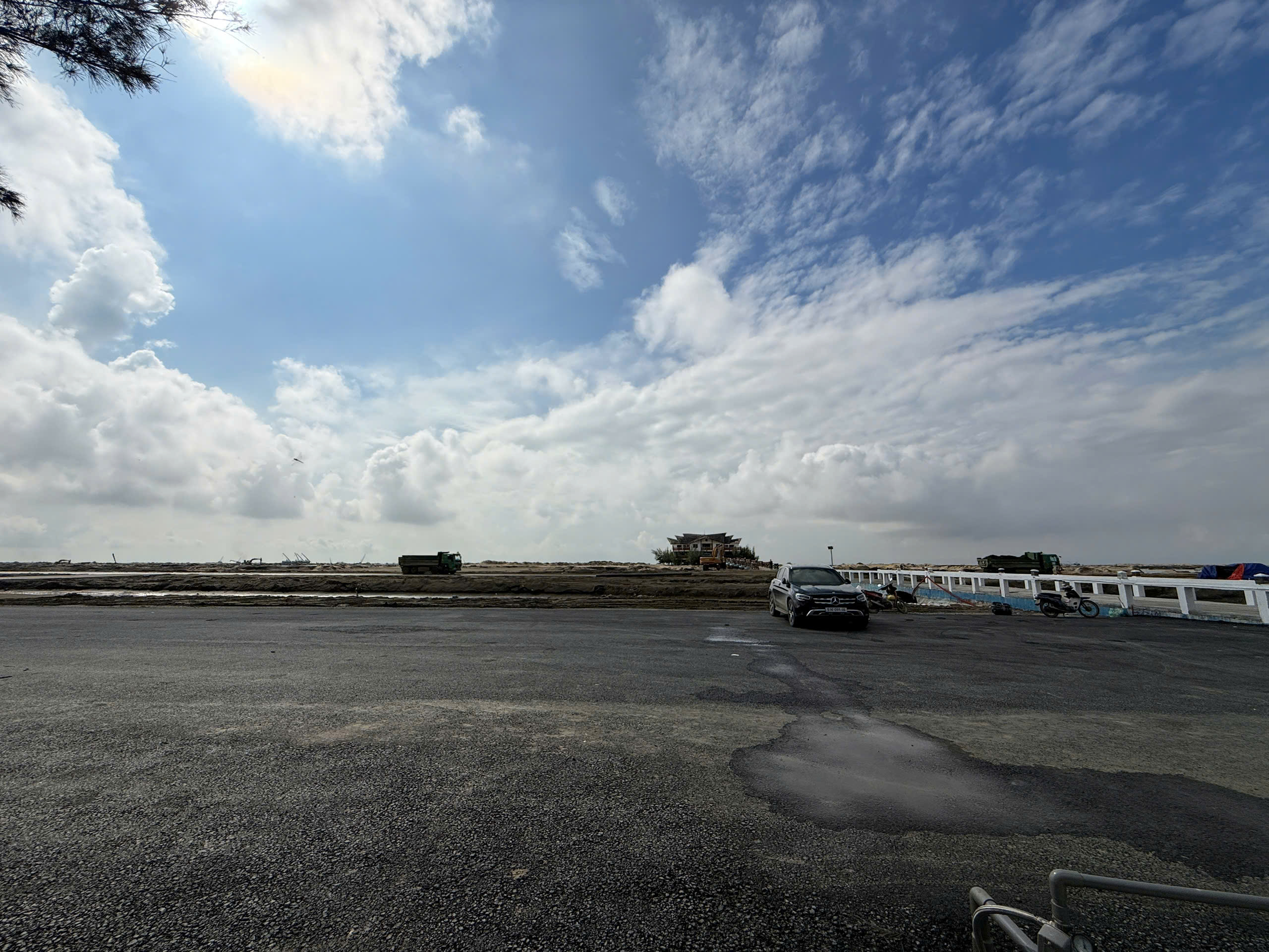 Tiến độ thi công Vinhomes Green Paradise Cần Giờ 09/11/2025 - tuyến đường ven biển và thiết bị thi công (ảnh 2)