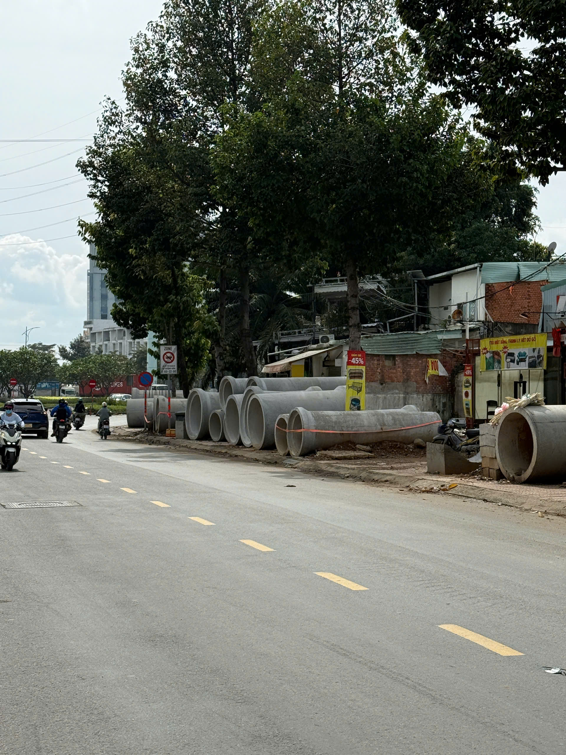 Thi công nâng cấp đường Nguyễn Thị Định - máy móc và vật liệu dọc tuyến (ảnh 2)