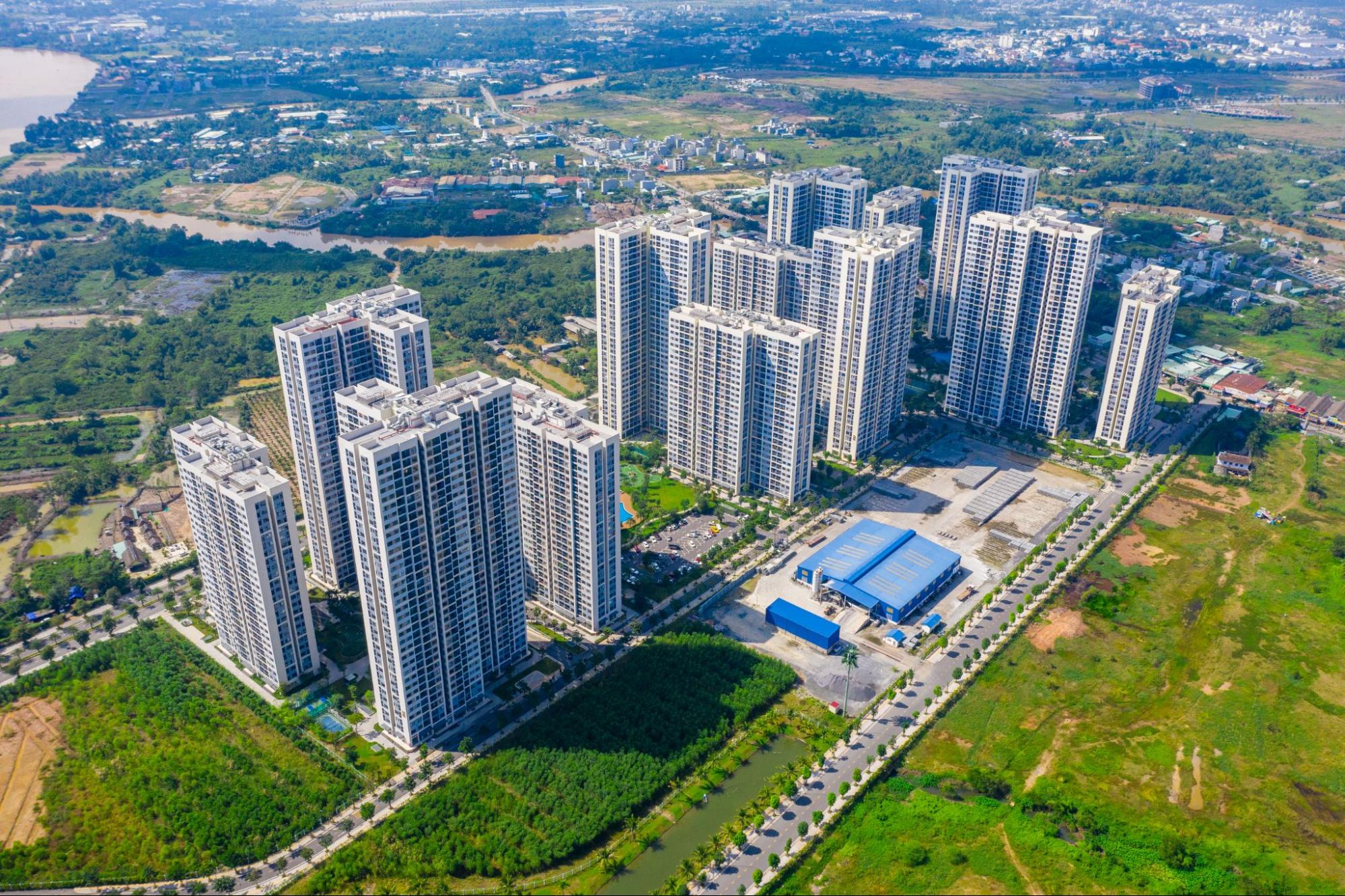 Toàn cảnh tiện ích phân khu The Rainbow với hồ bơi, sân thể thao và khu vui chơi trẻ em