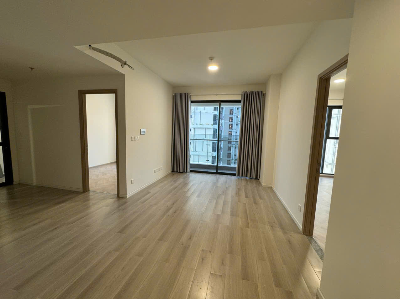 CHO THUÊ CĂN HỘ LUMIERE BOULEVARD – VINHOMES GRAND PARK  2PN2WC | NHÀ MỚI - NỘI THẤT BẾP RÈM - ảnh 3