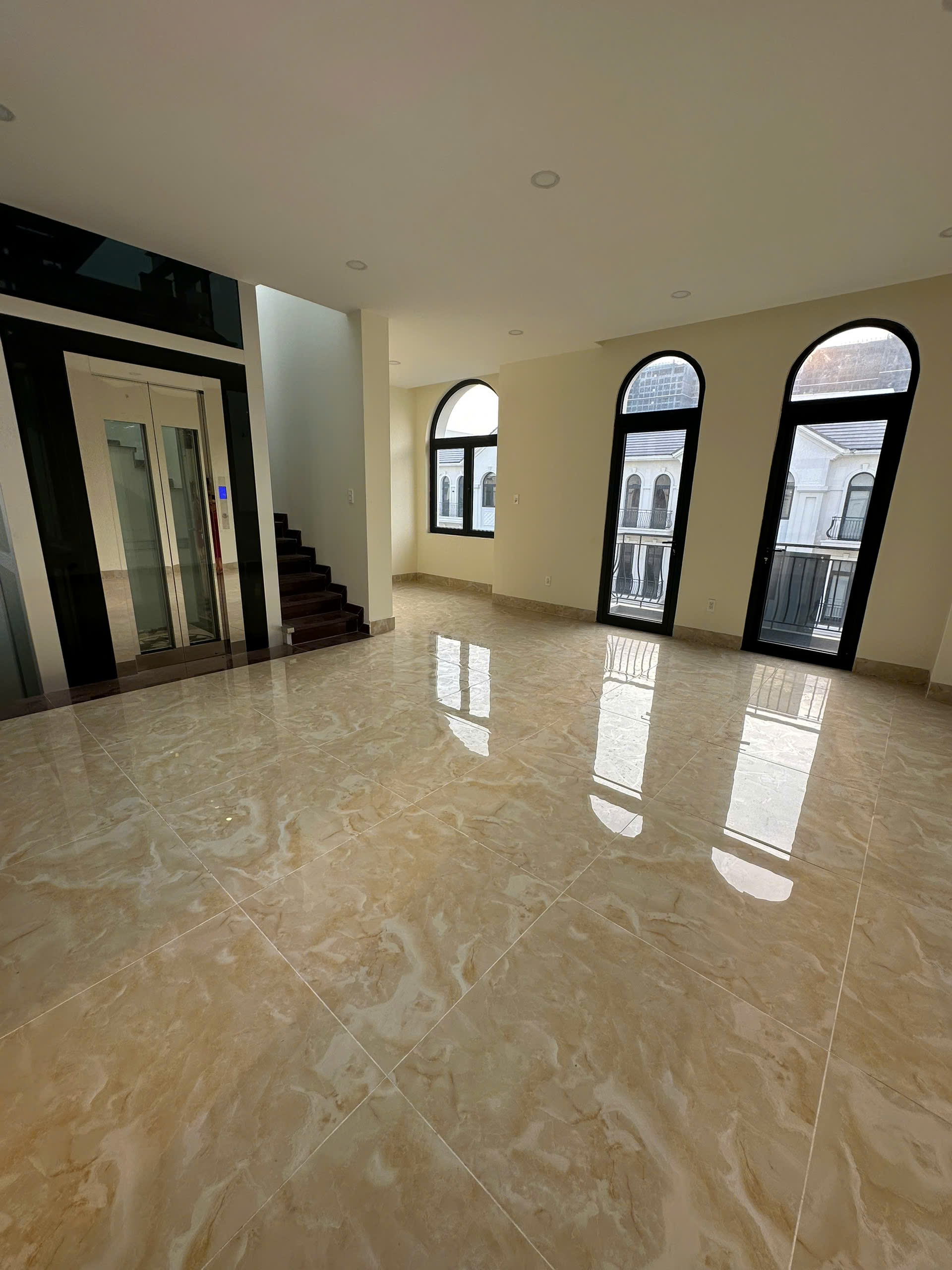 BÁN NHÀ PHỐ VINHOMES QUẬN 9 NGAY CV36HA GIÁ 19TY SẴN HỢP ĐỒNG THUÊ 30TR/ TH, SẴN SỔ