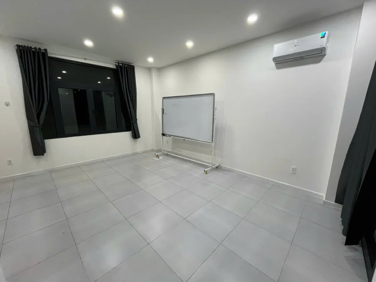 Cho thuê tầng văn phòng nhà phố Vinhomes loại căn 84m2, với diện tích sàn 49m2, hoàn thiện có thang máy, máy lạnh