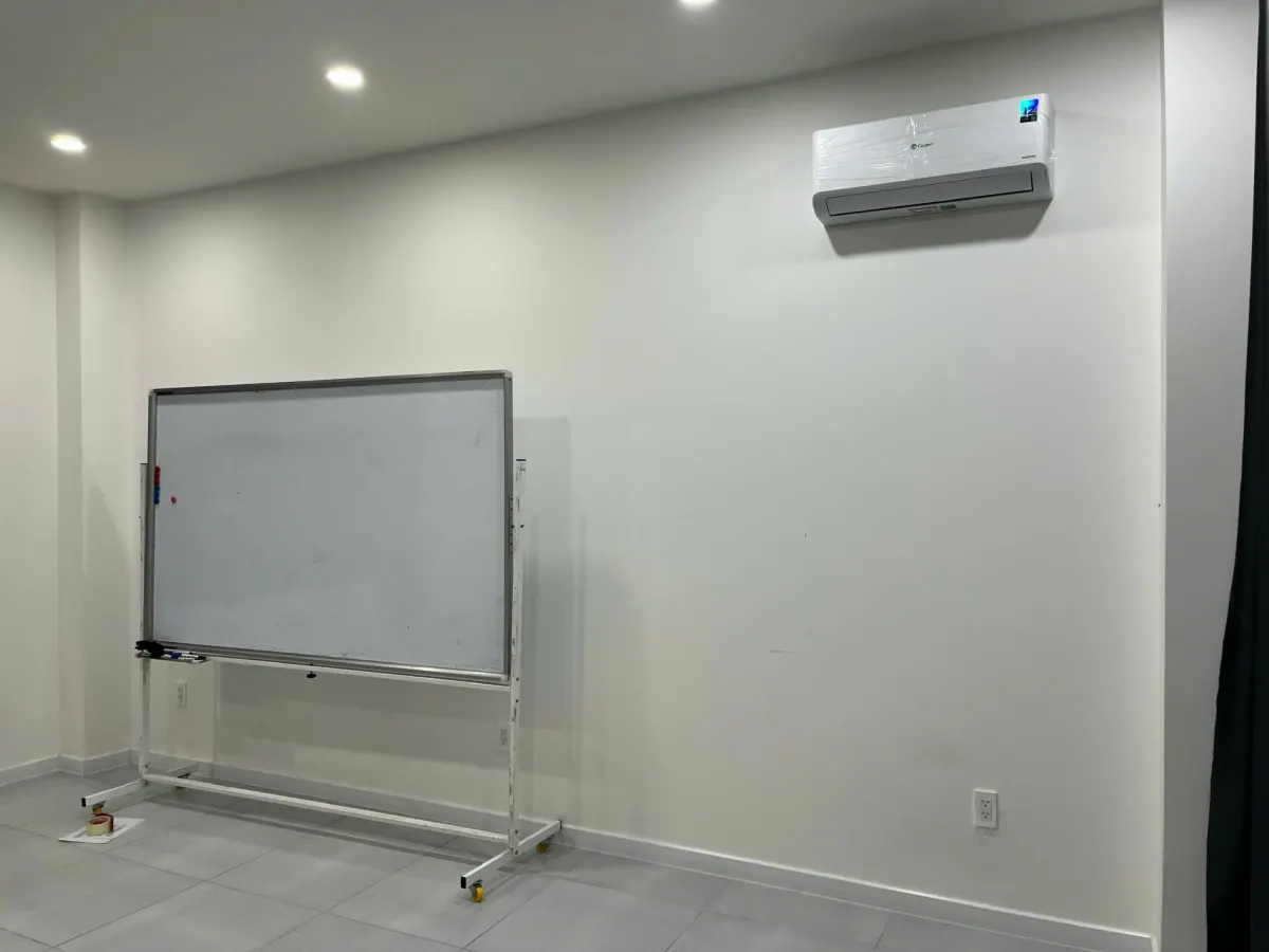 Cho thuê tầng văn phòng nhà phố Vinhomes loại căn 84m2, với diện tích sàn 49m2, hoàn thiện có thang máy, máy lạnh