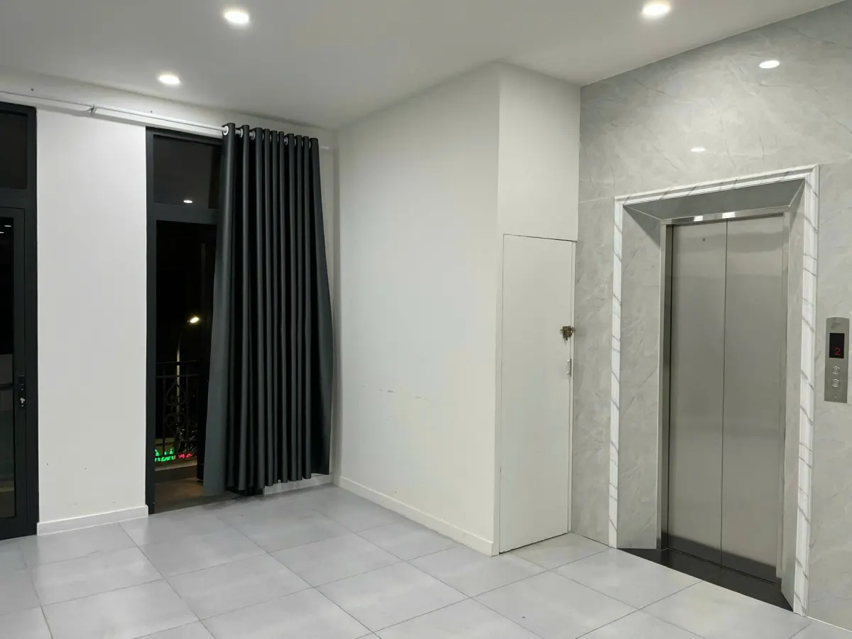 Cho thuê tầng văn phòng nhà phố Vinhomes loại căn 84m2, với diện tích sàn 49m2, hoàn thiện có thang máy, máy lạnh