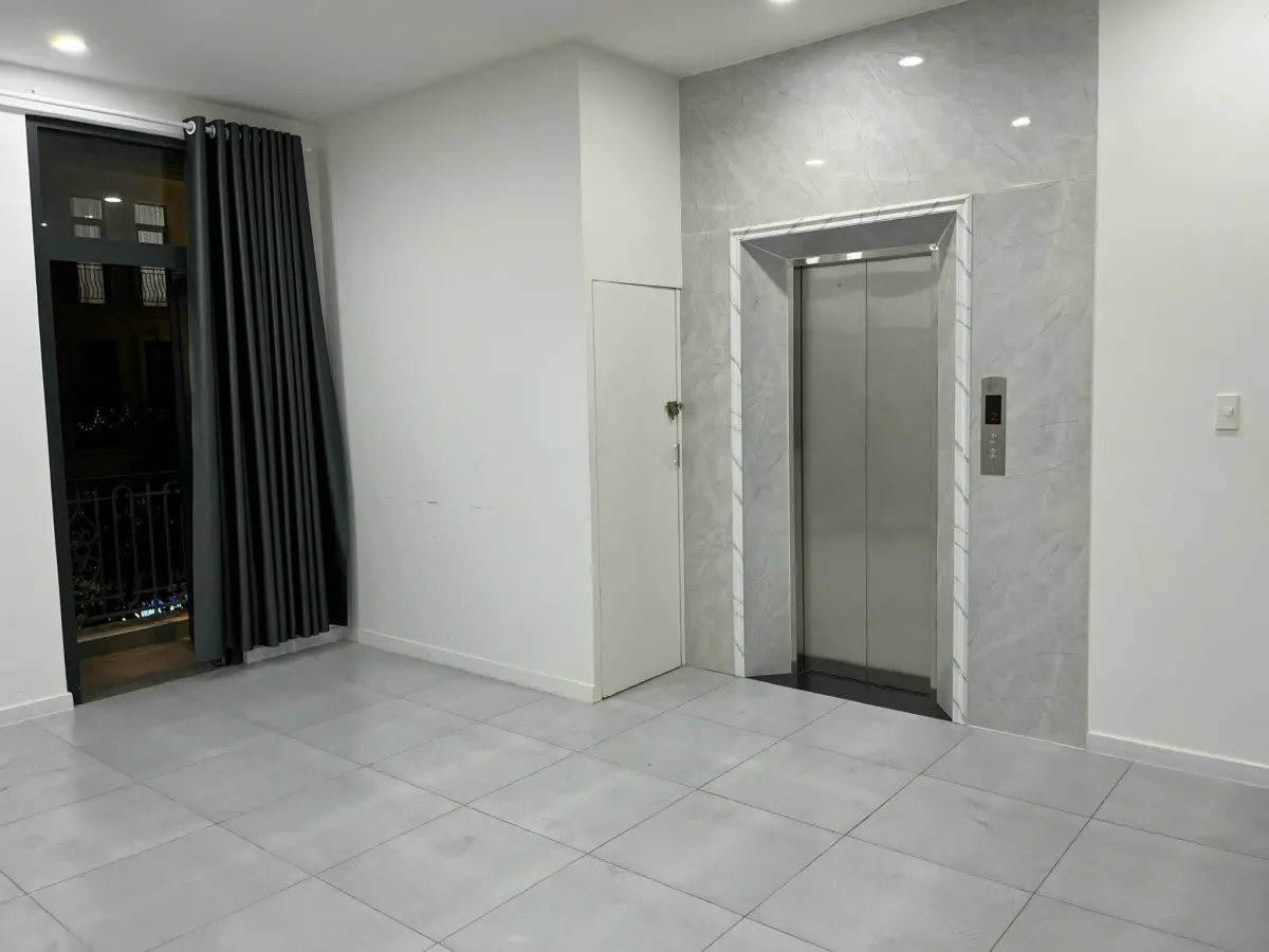 Cho thuê tầng văn phòng nhà phố Vinhomes loại căn 84m2, với diện tích sàn 49m2, hoàn thiện có thang máy, máy lạnh