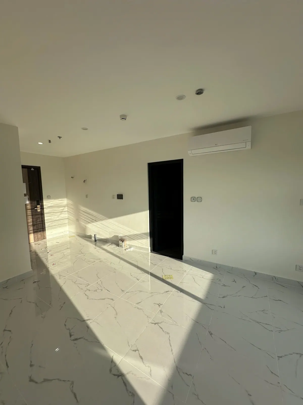 [BÁN GẤP] STUDIO BEVERLY SOLARI – SẴN SỔ HỒNG, ĐẦY ĐỦ BẾP RÈM – GIÁ 2 TỶ BTP