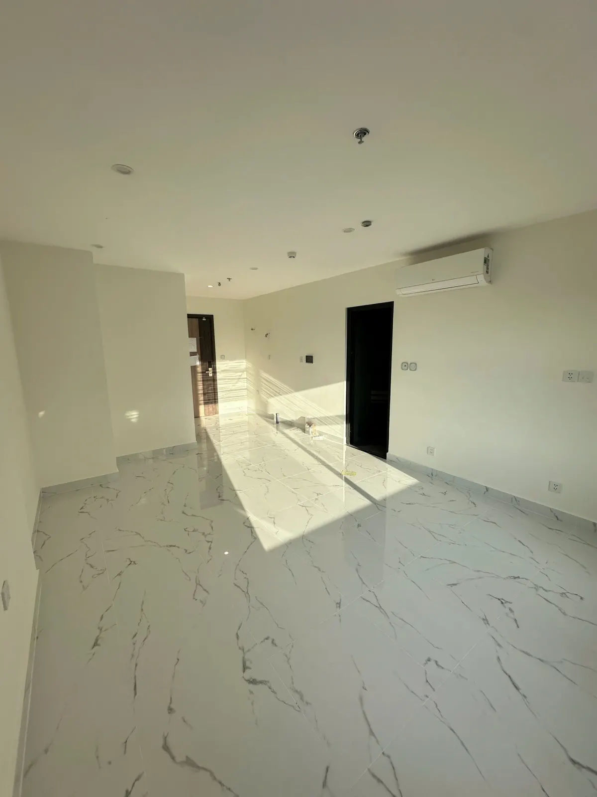 [BÁN GẤP] STUDIO BEVERLY SOLARI – SẴN SỔ HỒNG, ĐẦY ĐỦ BẾP RÈM – GIÁ 2 TỶ BTP