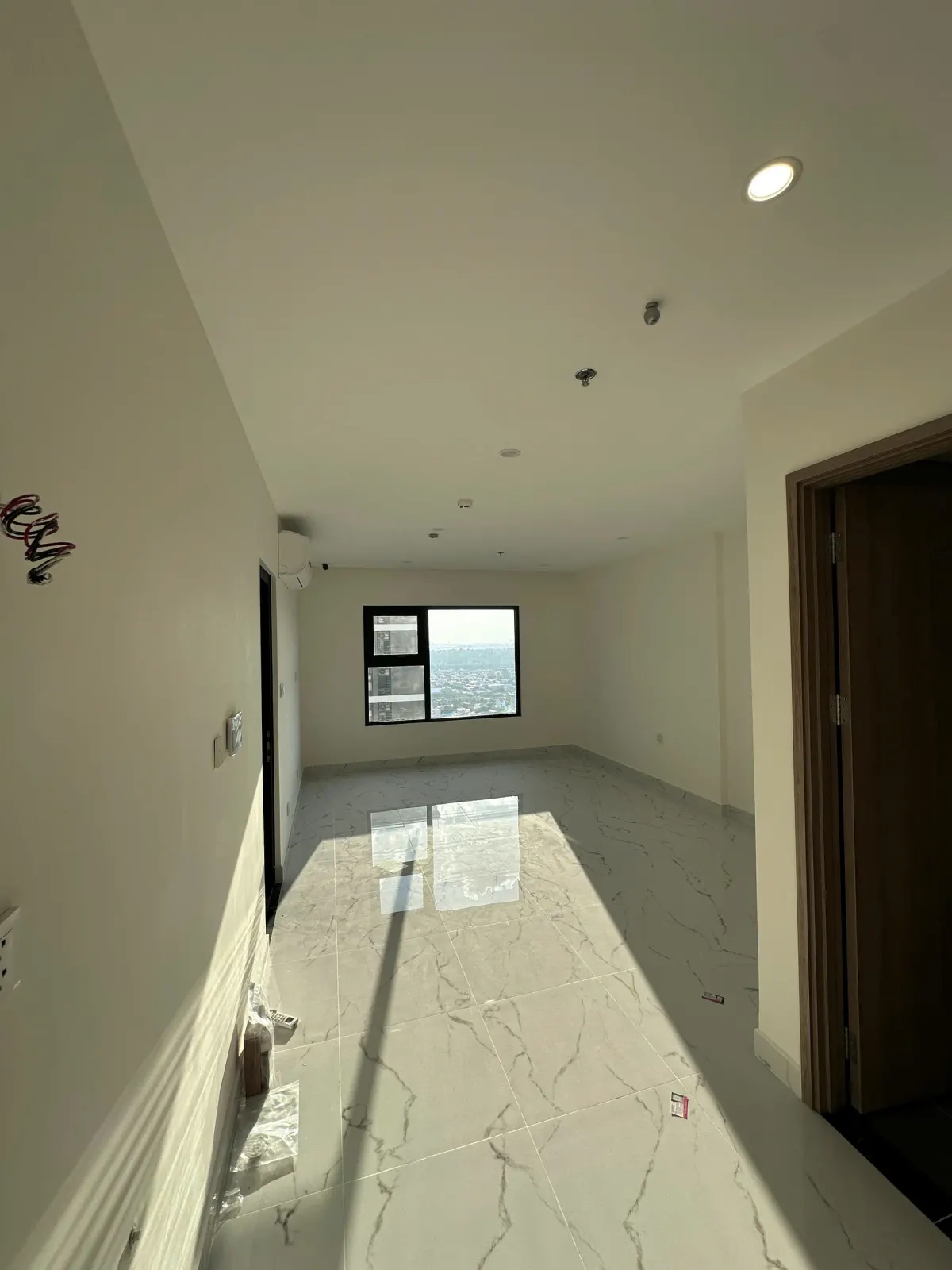 [BÁN GẤP] STUDIO BEVERLY SOLARI – SẴN SỔ HỒNG, ĐẦY ĐỦ BẾP RÈM – GIÁ 2 TỶ BTP