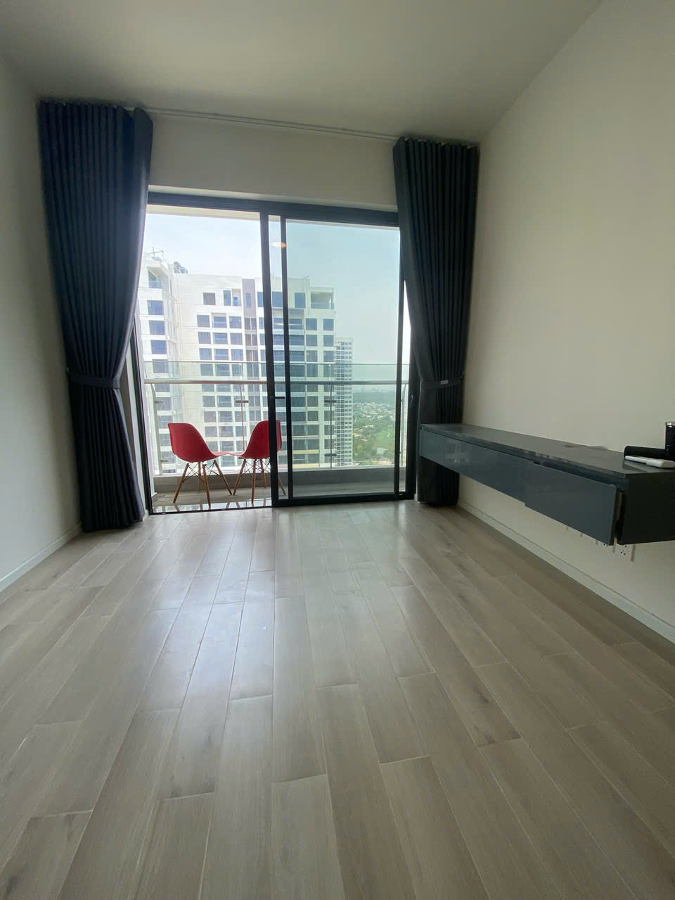 Bán căn hộ 2PN 2WC Lumiere Boulevard Vinhomes Grand Park – View nội khu hồ bơi tầng cao, nội thất bếp & rèm