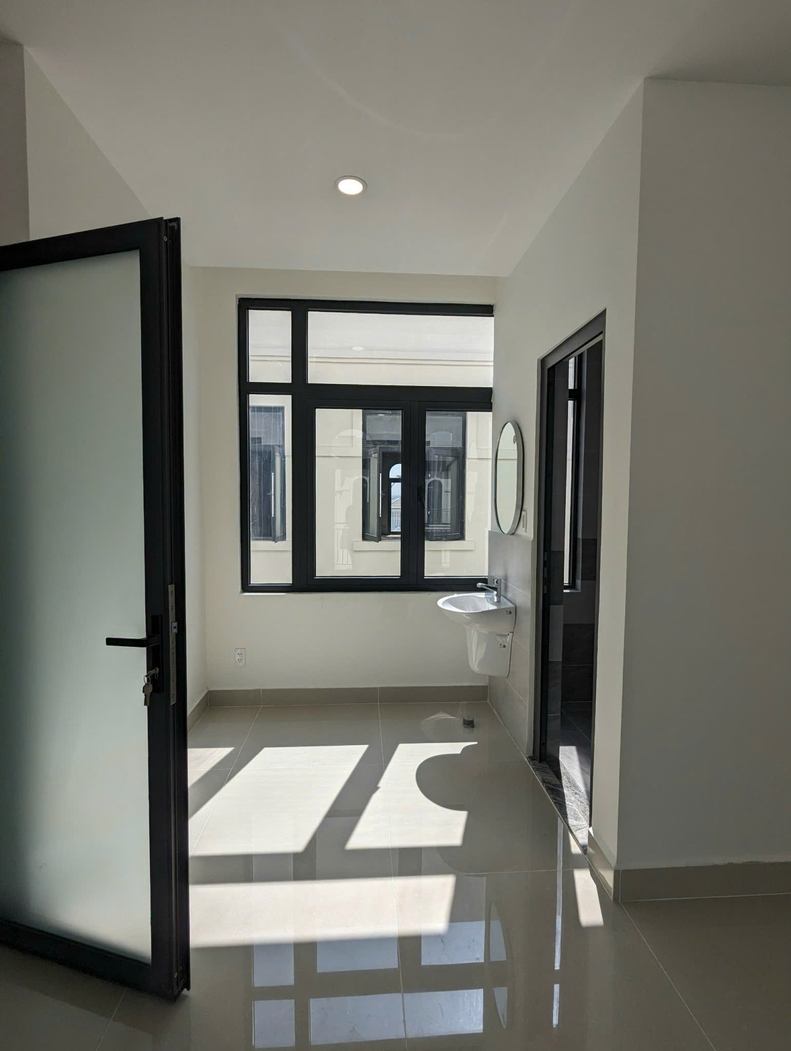 Bán nhà phố dòng tiền sẵn 35tr/tháng - Thanh toán chỉ từ 5,5 Tỷ -   235m2 sàn và 84m2 đất -  trục đường sát Công Vinwonders và Chợ Đêm - ảnh 5