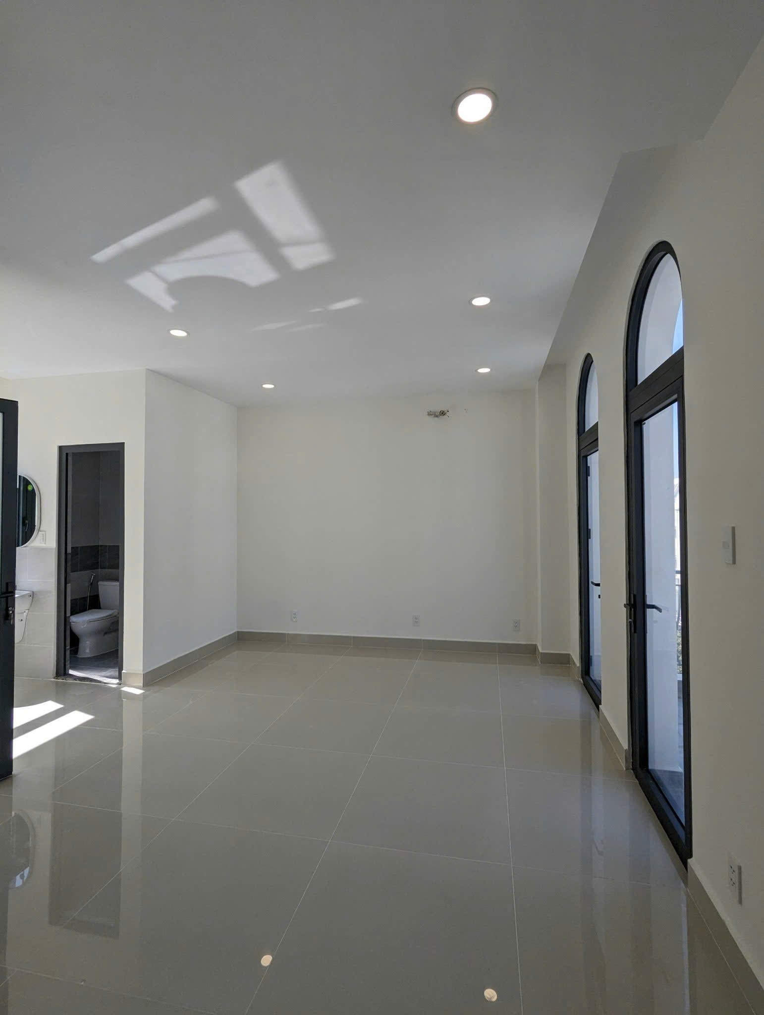 Bán nhà phố dòng tiền sẵn 35tr/tháng - Thanh toán chỉ từ 5,5 Tỷ -   235m2 sàn và 84m2 đất -  trục đường sát Công Vinwonders và Chợ Đêm