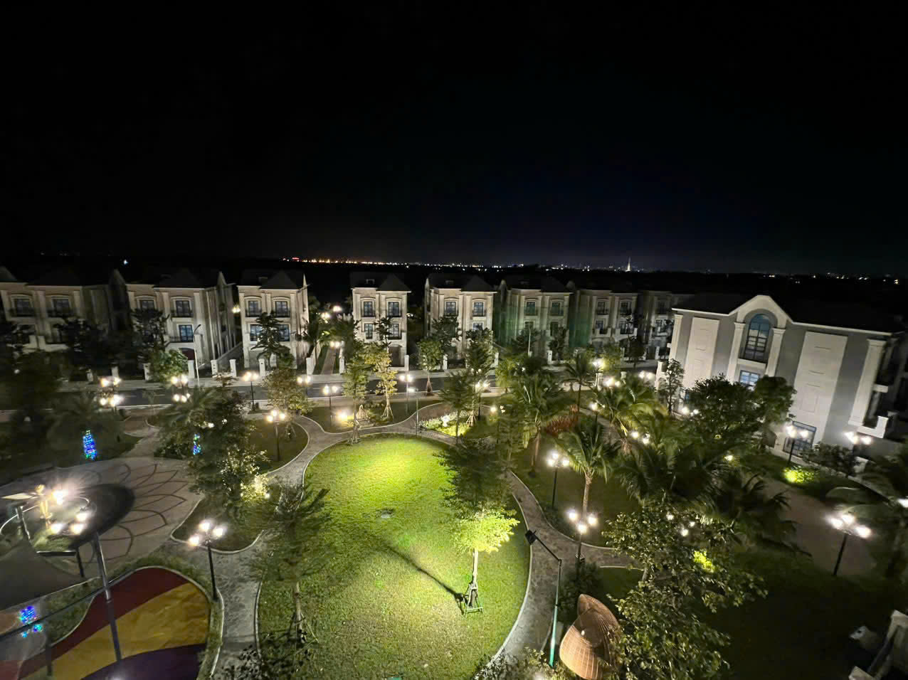 BÁN NHÀ PHỐ LIỀN KỀ THE MANHATTAN GLORY – FULL NỘI THẤT CAO CẤP – VIEW NỘI KHU HỒ BƠI – GIÁ 38 TỶ