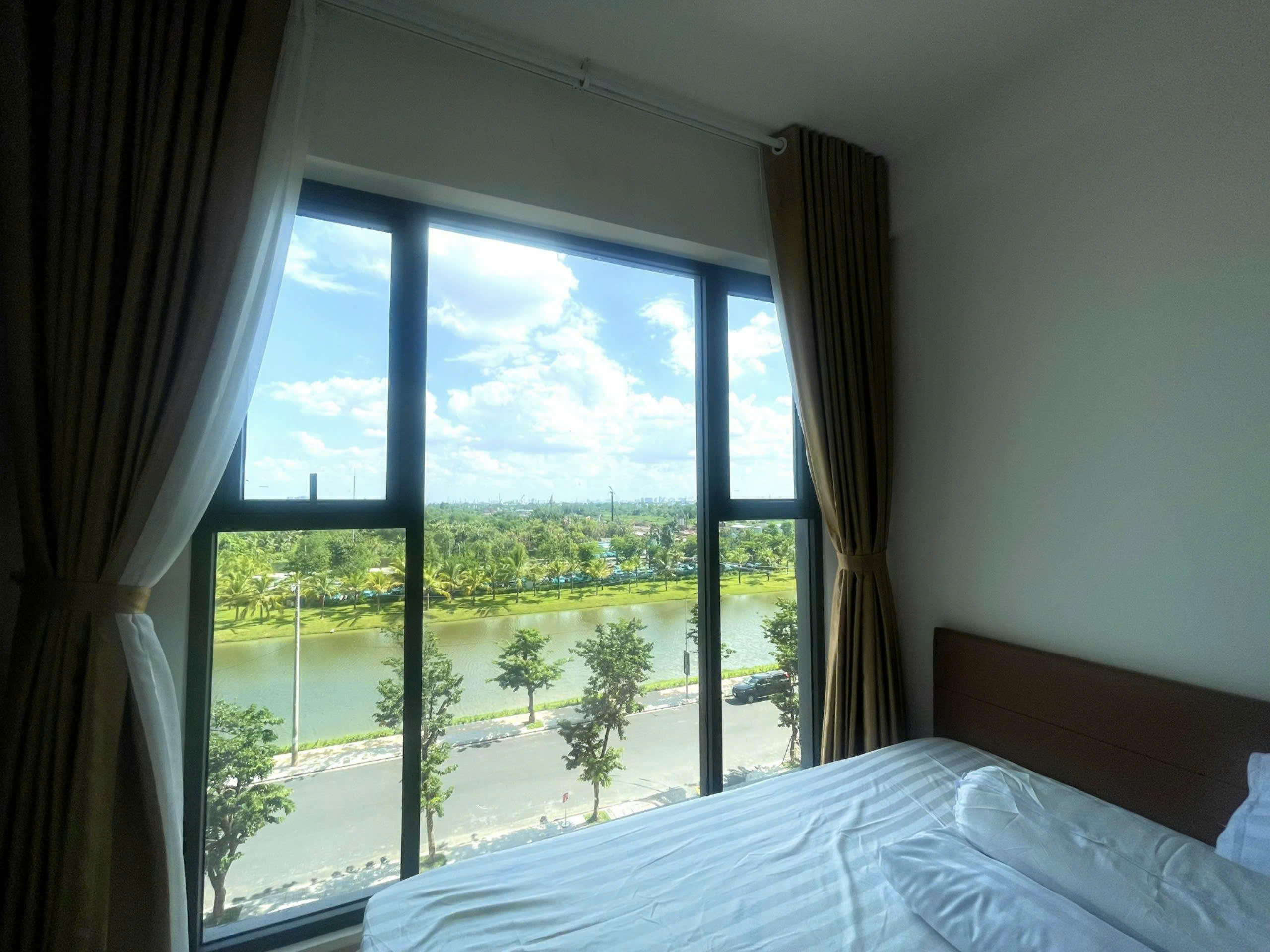 Bán Nhanh Căn Hộ Lumiere Boulevard Vinhomes Grand Park – 2PN Full Nội Thất, View Hồ Bơi & Sông Cực Thoáng