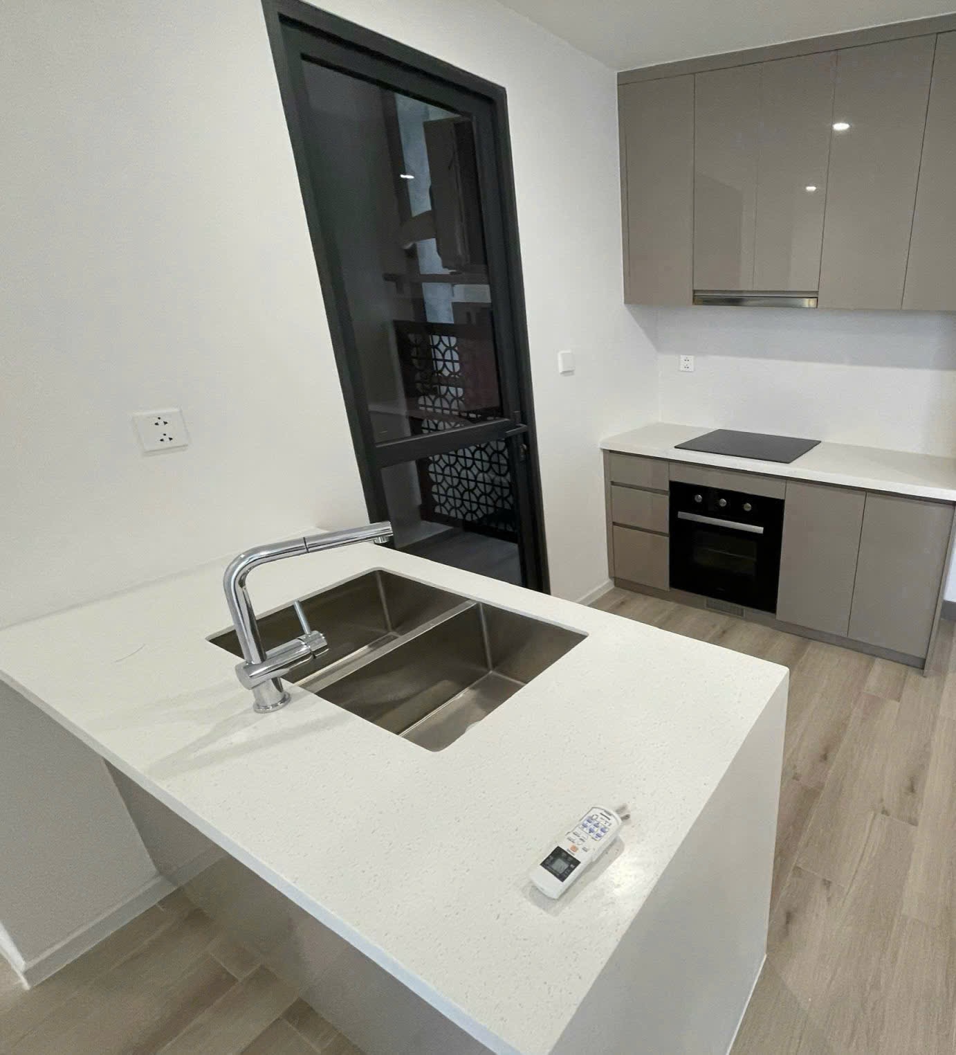 BÁN CĂN HỘ MASTERI CENTRE POINT VINHOMES GRAND PARK – VIEW NỘI KHU HỒ BƠI, BẾP & RÈM, GIÁ TỐT QUẬN 9