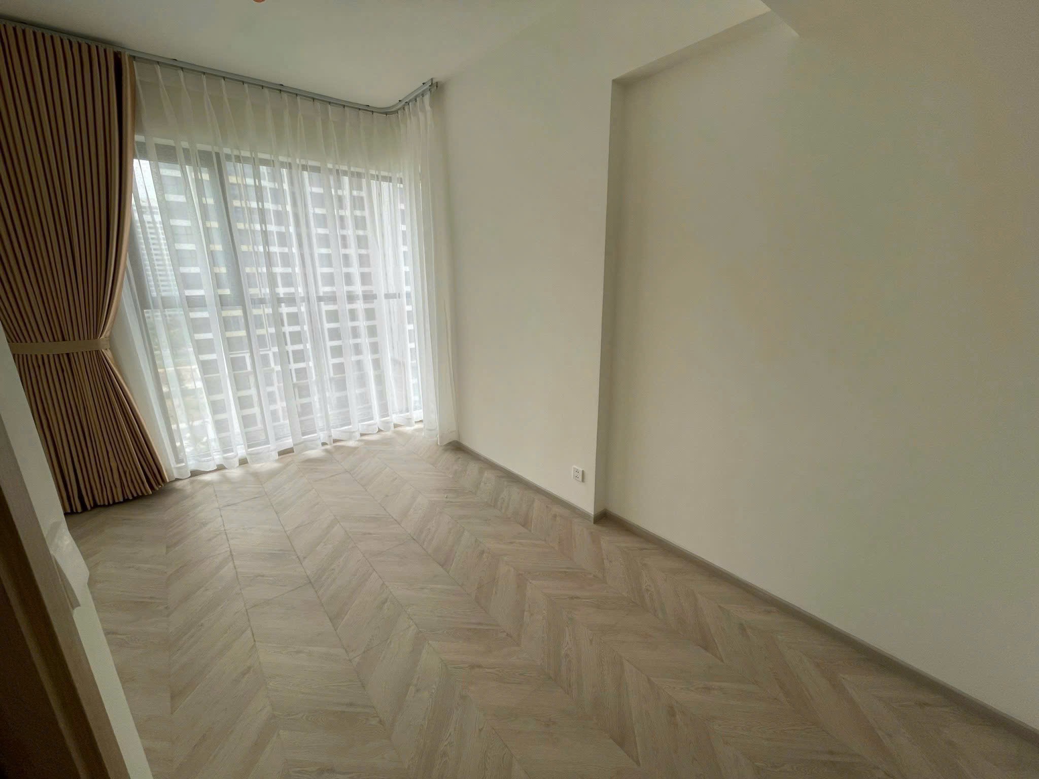 BÁN CĂN HỘ MASTERI CENTRE POINT VINHOMES GRAND PARK – VIEW NỘI KHU HỒ BƠI, BẾP & RÈM, GIÁ TỐT QUẬN 9