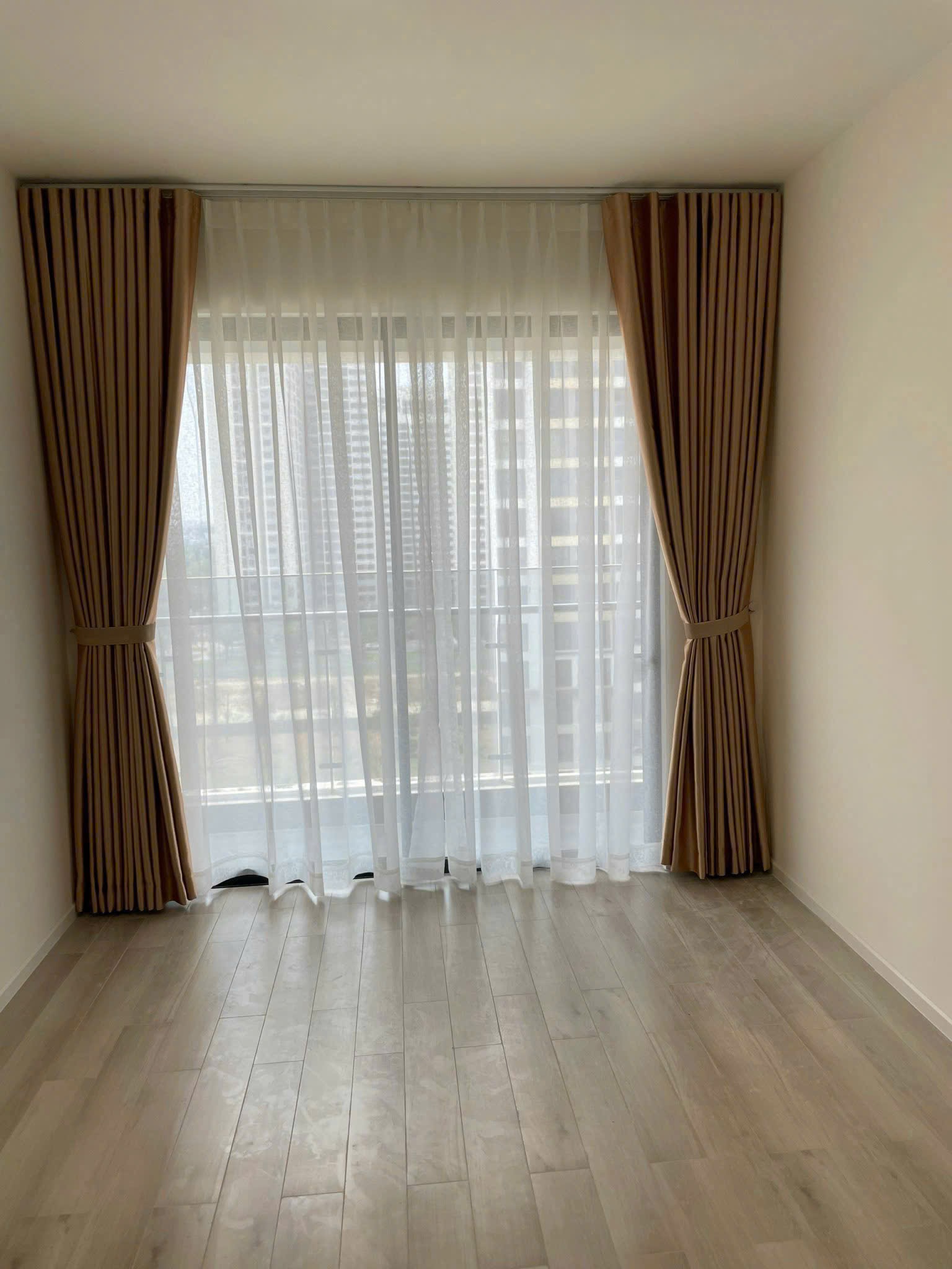 BÁN CĂN HỘ MASTERI CENTRE POINT VINHOMES GRAND PARK – VIEW NỘI KHU HỒ BƠI, BẾP & RÈM, GIÁ TỐT QUẬN 9