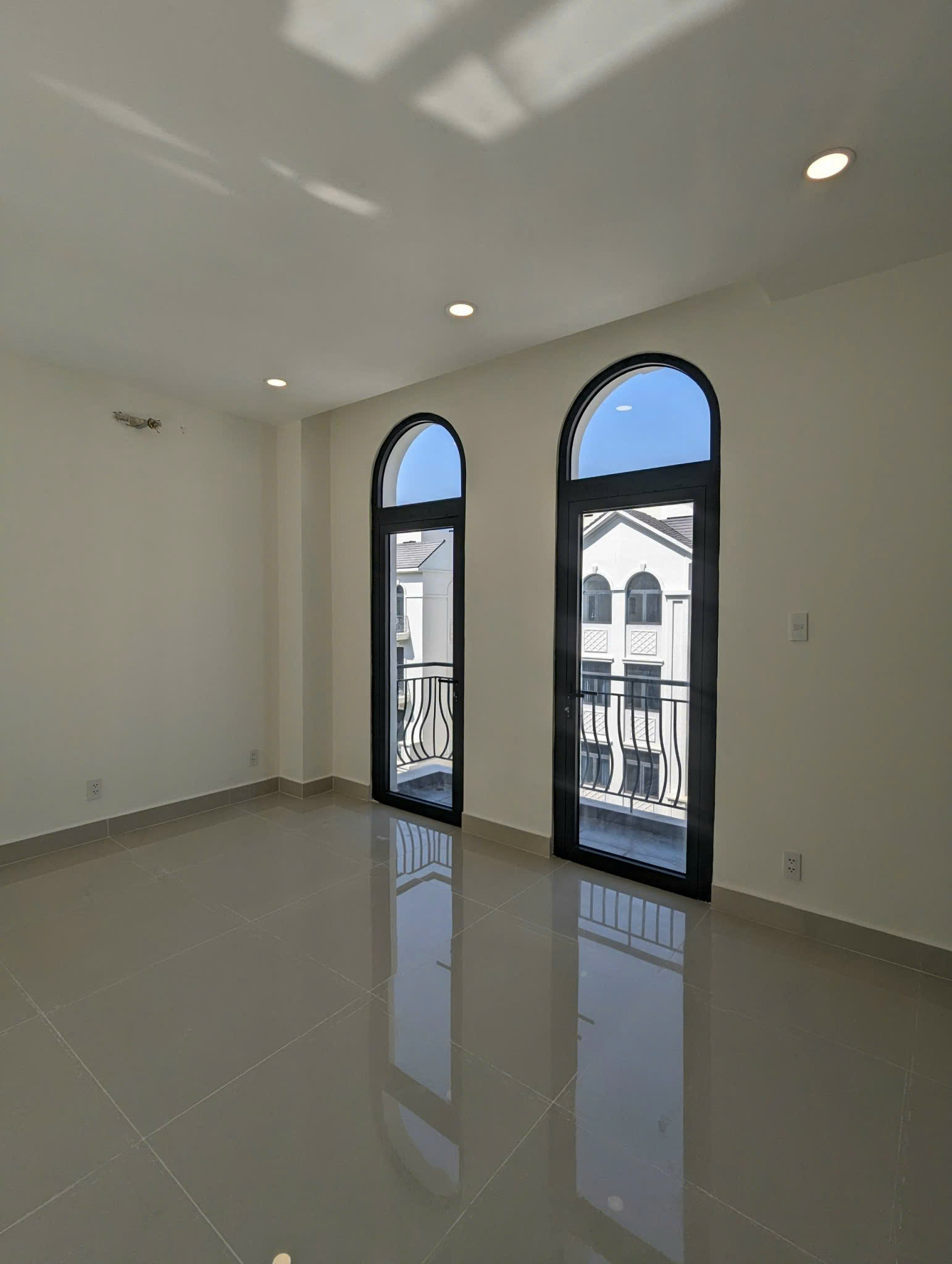 Bán nhà phố dòng tiền sẵn 35tr/tháng - Thanh toán chỉ từ 5,5 Tỷ -   235m2 sàn và 84m2 đất -  trục đường sát Công Vinwonders và Chợ Đêm - ảnh 6