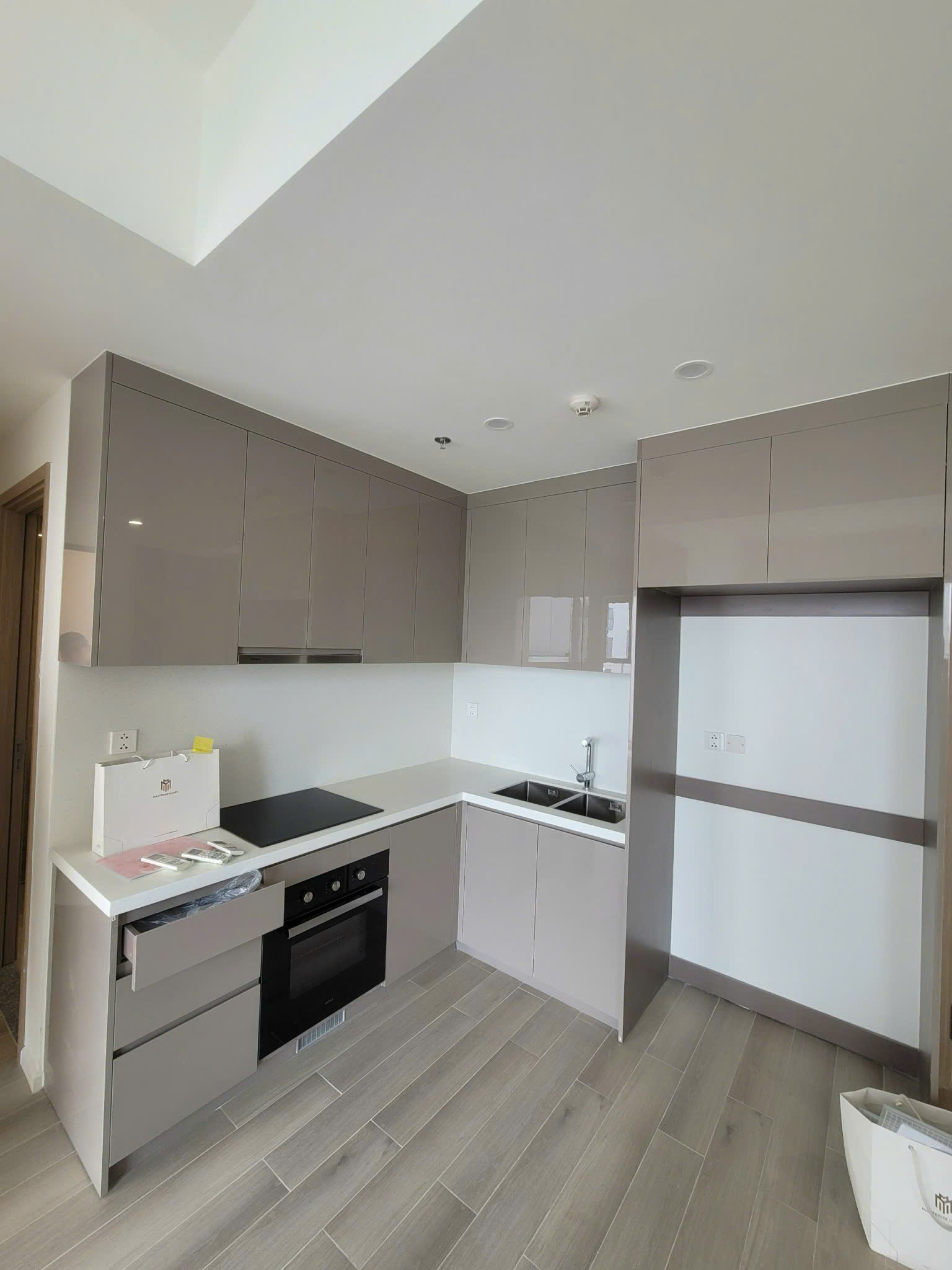 BÁN CĂN HỘ MASTERI CENTRE POINT VINHOMES GRAND PARK 2PN – BẾP RÈM – GIÁ TỐT