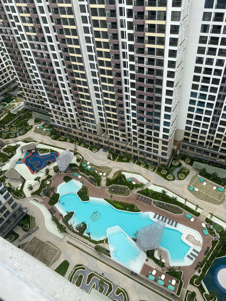 Bán căn hộ 2PN 2WC Lumiere Boulevard Vinhomes Grand Park – View nội khu hồ bơi tầng cao, nội thất bếp & rèm