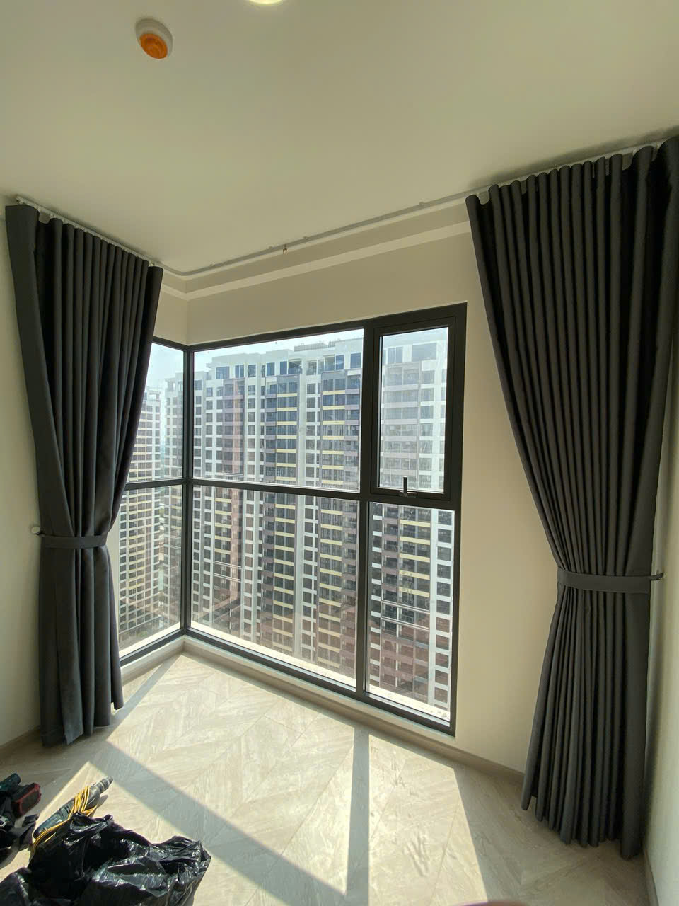 Bán căn hộ 2PN 2WC Lumiere Boulevard Vinhomes Grand Park – View nội khu hồ bơi tầng cao, nội thất bếp & rèm