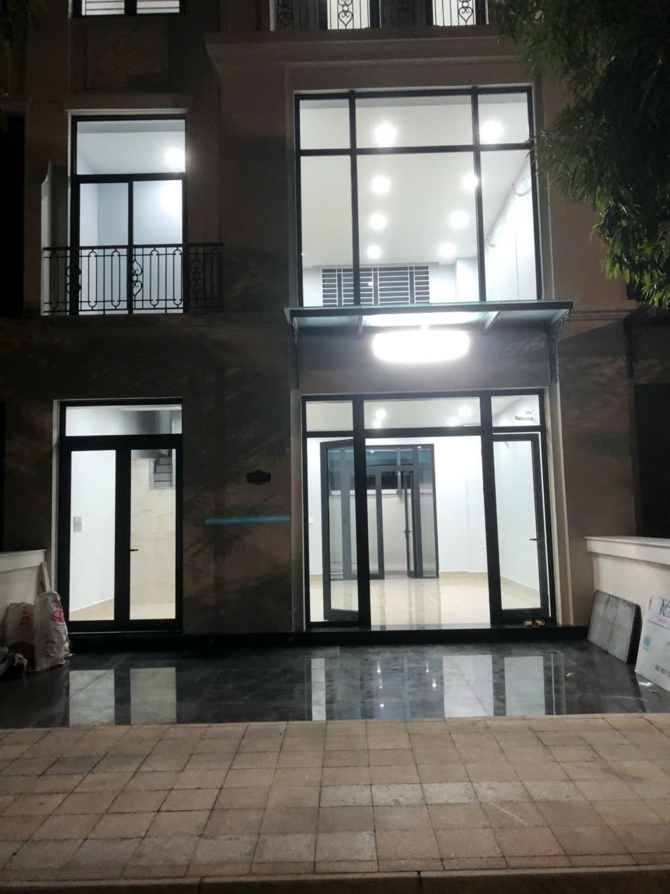 BÁN NHÀ PHỐ LIỀN KỀ THE MANHATTAN – VINHOMES GRAND PARK  Hoàn thiện cơ bản | Có thang máy | Giá tốt 18 tỷ