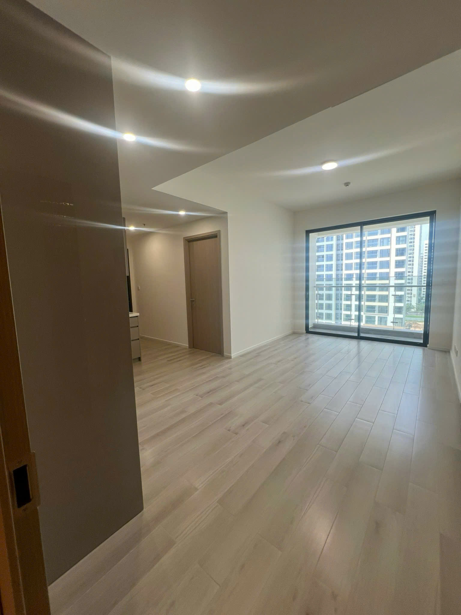 BÁN CĂN HỘ MASTERI CENTRE POINT VINHOMES GRAND PARK – 2PN | VIEW NỘI KHU HỒ BƠI | BẾP & RÈM – GIÁ TỐT
