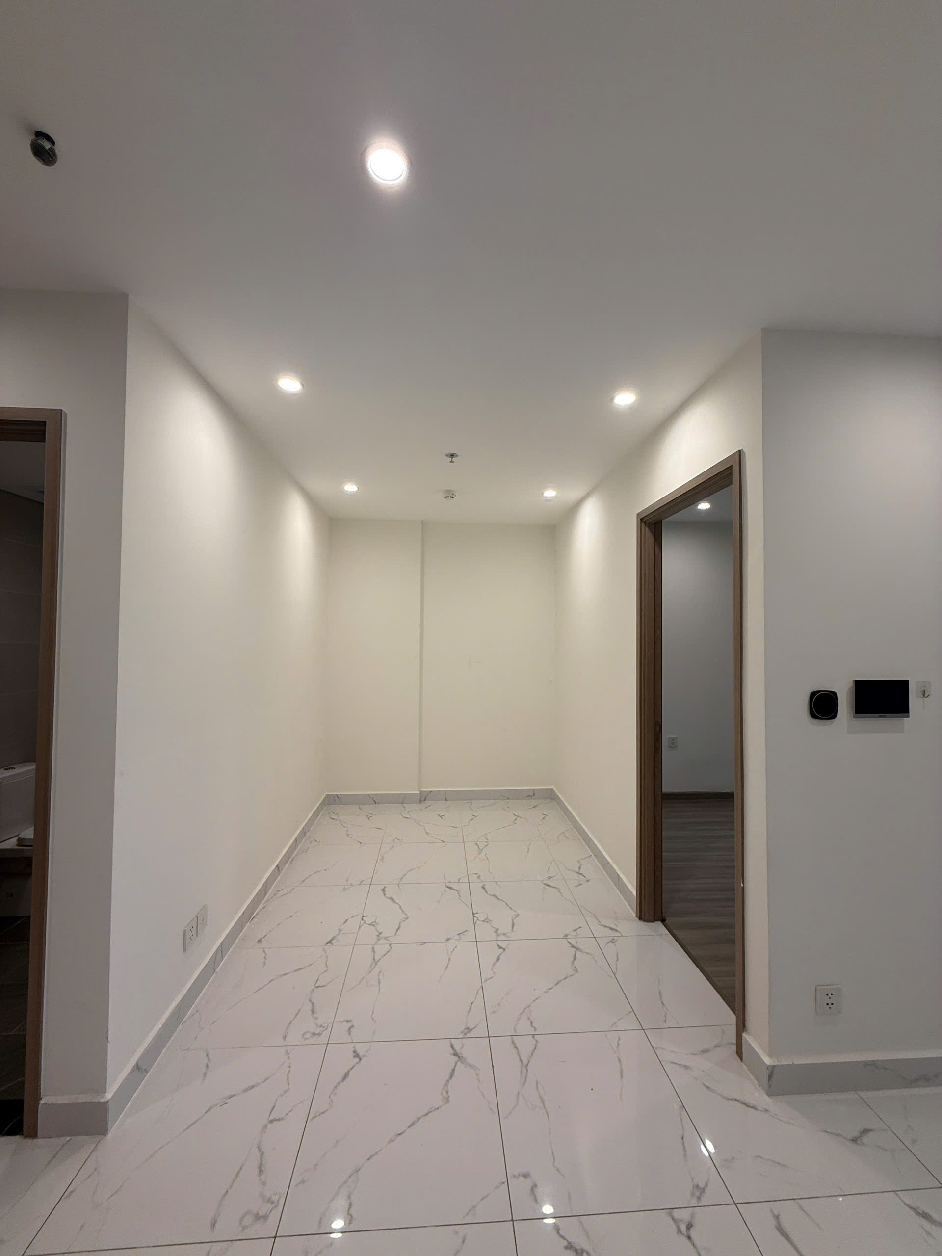 Cho thuê căn hộ The Beverly Solari Vinhomes Grand Park – Nội thất bếp & rèm, giá tốt Quận 9