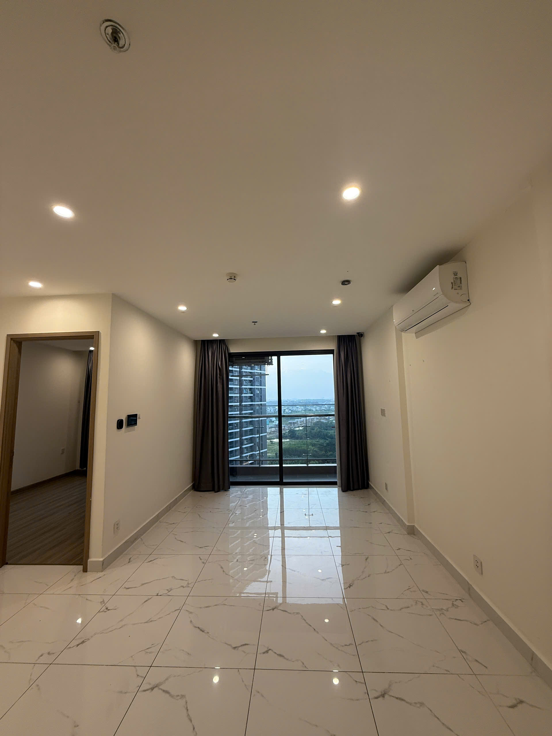 Cho thuê căn hộ The Beverly Solari Vinhomes Grand Park – Nội thất bếp & rèm, giá tốt Quận 9