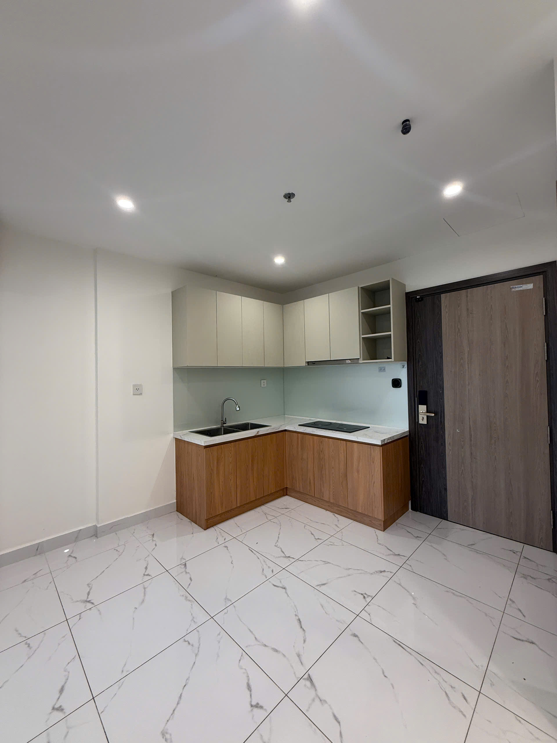 Cho thuê căn hộ The Beverly Solari Vinhomes Grand Park – Nội thất bếp & rèm, giá tốt Quận 9