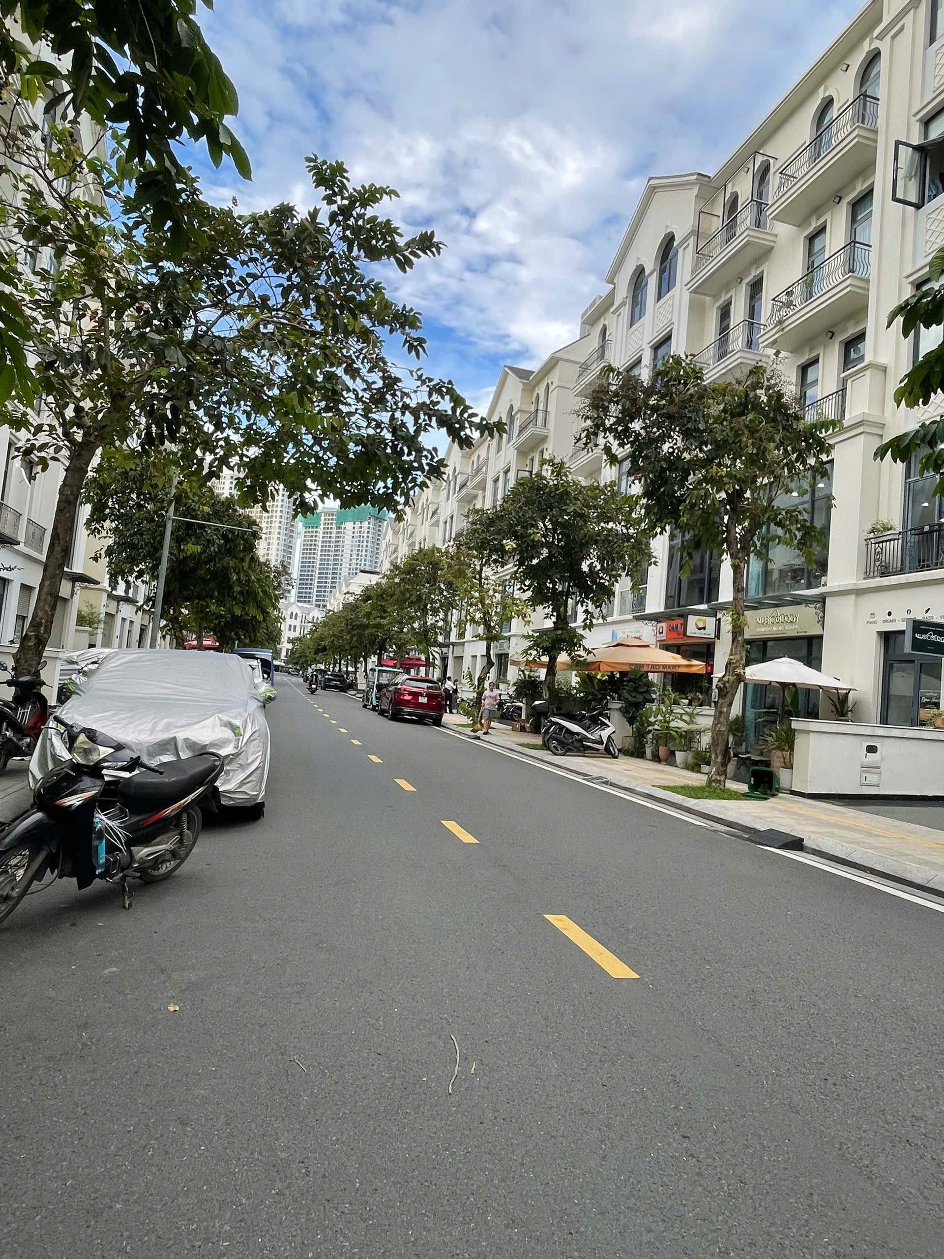 Bán nhà phố 5 tầng The Manhattan giá chỉ 17.5 tỷ All in tại Vinhomes Grand Park. Liên hệ 0828030977 Thiện