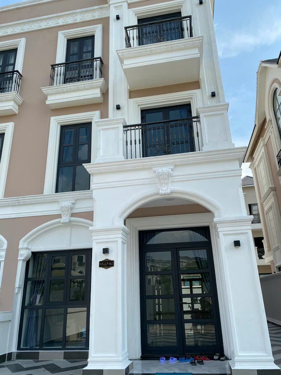 CHO THUÊ BOUTIQUE VILLA THE MANHATTAN GLORY – VINHOMES GRAND PARK | 213M² | GIÁ TỐT 40 TRIỆU/THÁNG