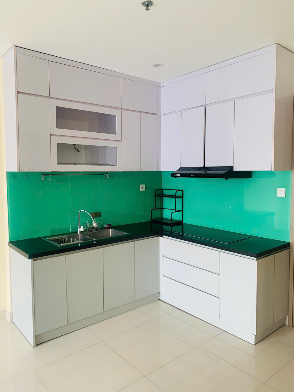 Cho thuê căn hộ Vinhomes Grand Park 1PN+ – The Rainbow – Tầng cao thoáng – Nội thất bếp rèm