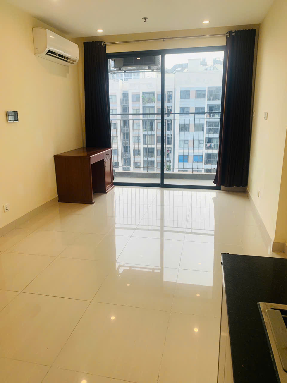 Cho thuê căn hộ Vinhomes Grand Park 1PN+ – The Rainbow – Tầng cao thoáng – Nội thất bếp rèm