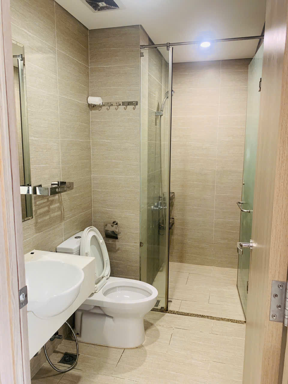 Cho thuê căn hộ Vinhomes Grand Park 1PN+ – The Rainbow – Tầng cao thoáng – Nội thất bếp rèm