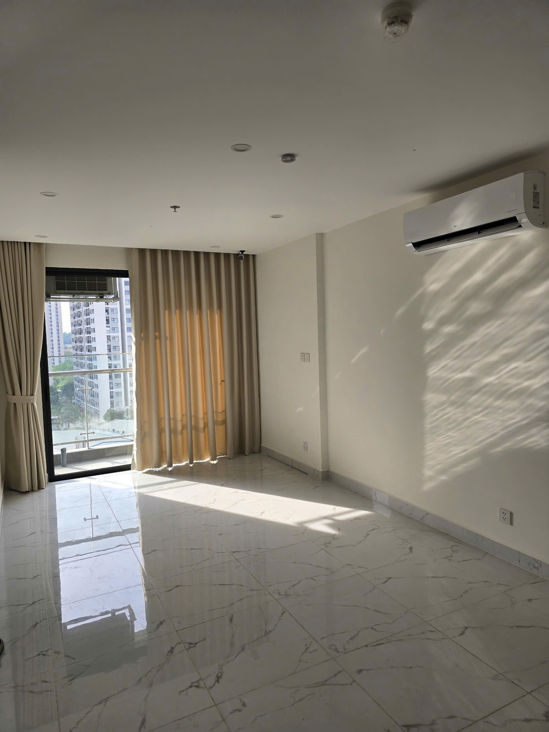 Cho Thuê Căn Hộ 1PN+ The Beverly Solari – Vinhomes Grand Park Tầng Thấp | View Nội Khu | Nội Thất Sẵn Bếp & Rèm | Giá Tốt