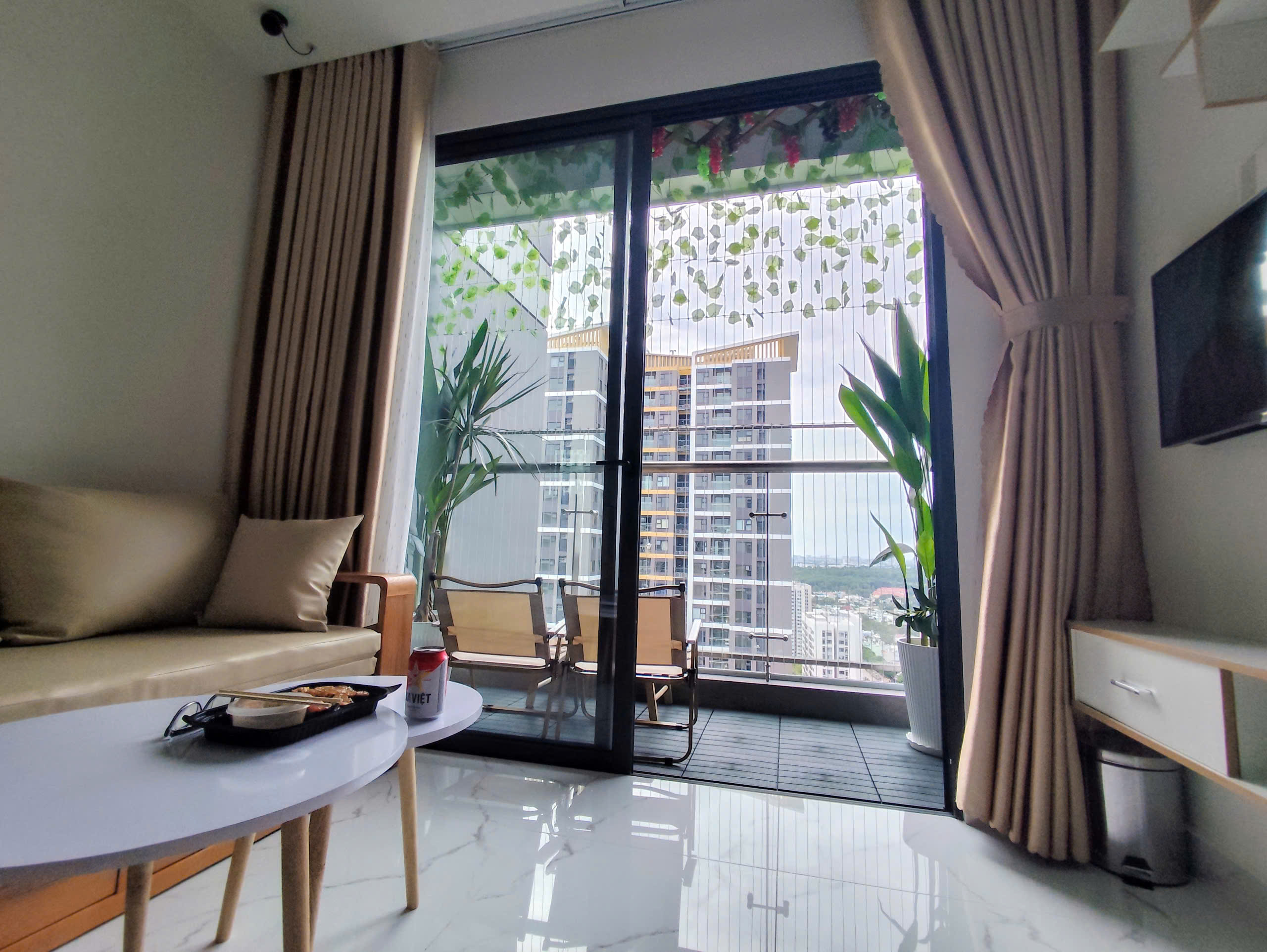 Cho thuê căn hộ 2PN 2WC The Beverly Solari Vinhomes Grand Park – Tầng cao view hồ bơi, full nội thất - ảnh 2