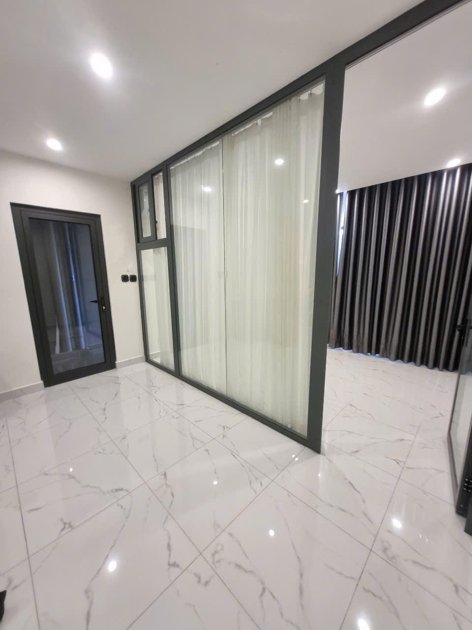 Cho thuê căn hộ Studio The Beverly Solari Vinhomes Grand Park – View tầng cao, bếp & rèm, giá tốt