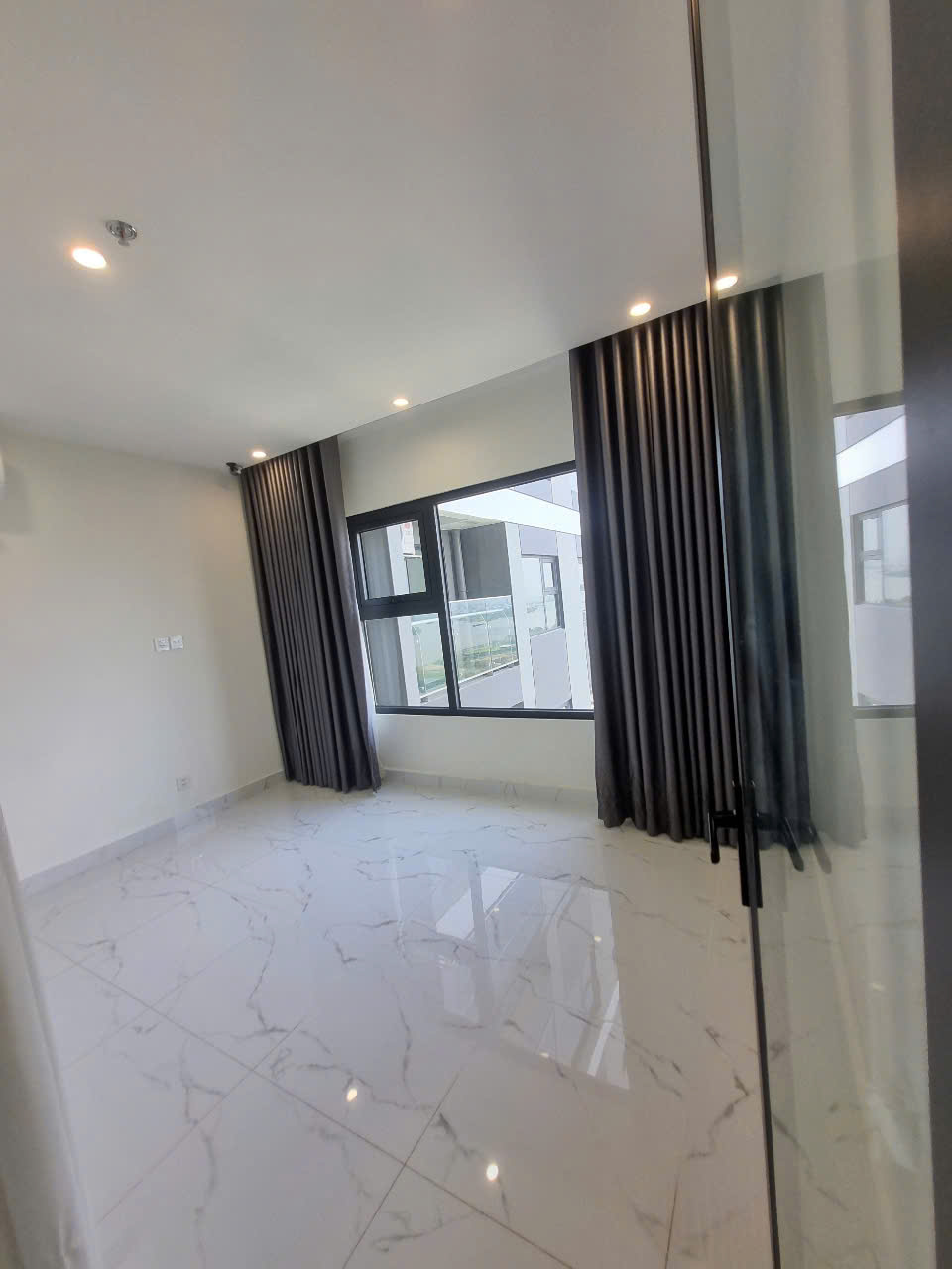 Cho thuê căn hộ Studio The Beverly Solari Vinhomes Grand Park – View tầng cao, bếp & rèm, giá tốt