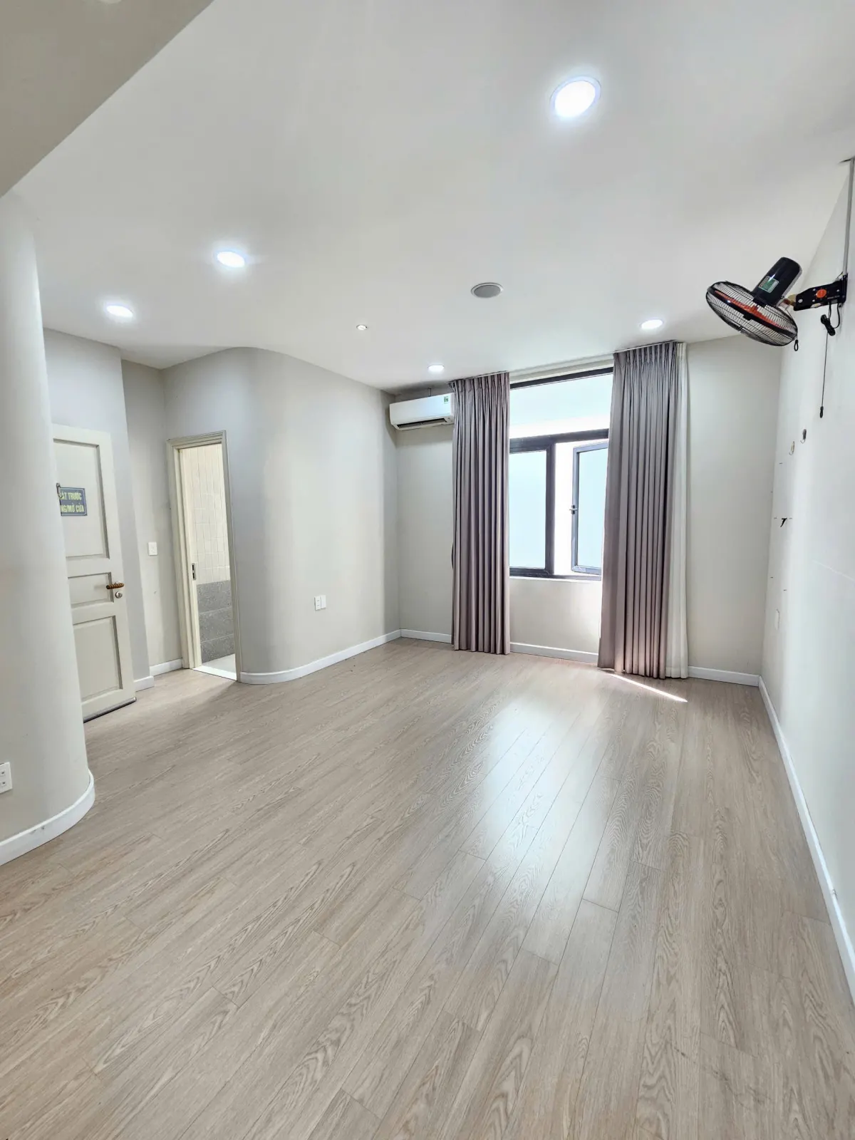 CHO THUÊ TẦNG NHÀ PHỐ 84M² TRỤC T4 – CÓ THANG MÁY, MÁY LẠNH – GIÁ CỰC TỐT 7TR/THÁNG - ảnh 2