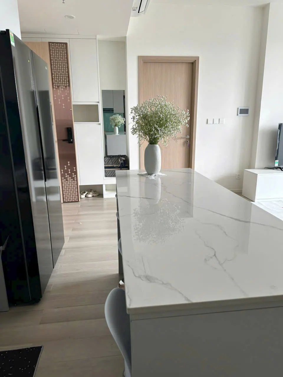 Bán và cho thuê căn hộ 2PN không gian rộng rãi tại khu compound ngập tràn mảng xanh Lumiere Boulevard, Vinhomes Grand Park (Quận 9). Căn hộ trang bị sẵn nội thất gỗ sang trọng, diện tích 72m2 cực kỳ thoáng đãng. Giá siêu tốt. Xem nhà ngay!