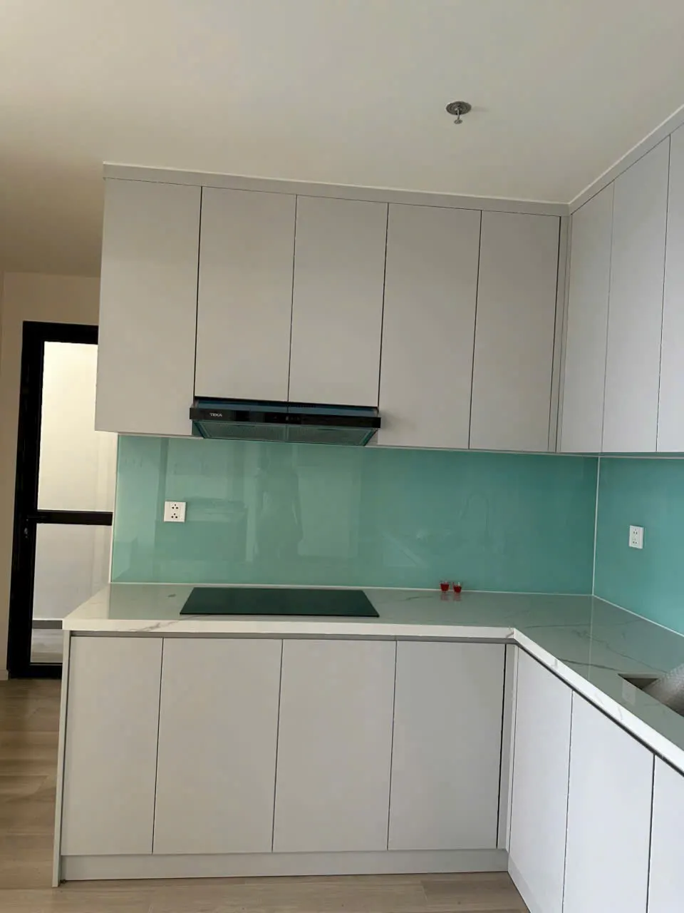 Bán và cho thuê căn hộ 2PN không gian rộng rãi tại khu compound ngập tràn mảng xanh Lumiere Boulevard, Vinhomes Grand Park (Quận 9). Căn hộ trang bị sẵn nội thất gỗ sang trọng, diện tích 72m2 cực kỳ thoáng đãng. Giá siêu tốt. Xem nhà ngay!
