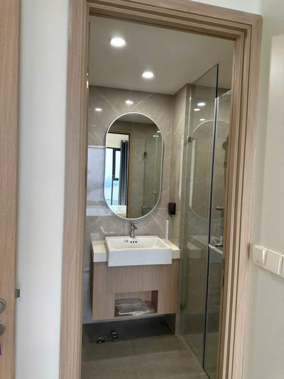 Bán và cho thuê căn hộ 2PN không gian rộng rãi tại khu compound ngập tràn mảng xanh Lumiere Boulevard, Vinhomes Grand Park (Quận 9). Căn hộ trang bị sẵn nội thất gỗ sang trọng, diện tích 72m2 cực kỳ thoáng đãng. Giá siêu tốt. Xem nhà ngay!